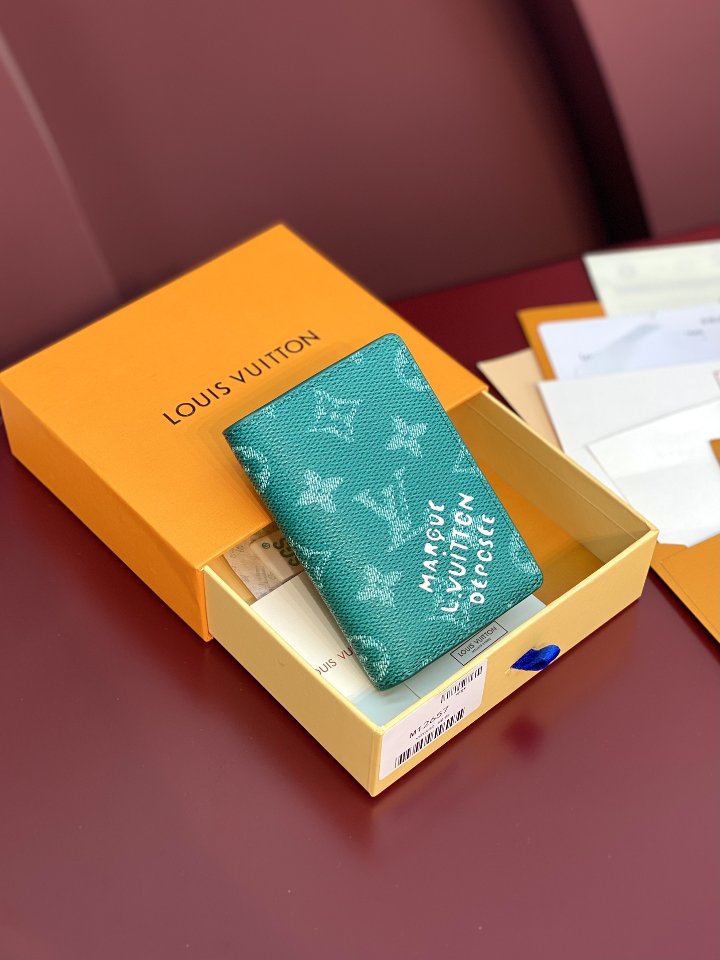 NO:671258,M12659 green!  Pocket wallet, this pocket wallet is made of Monogram Heritage coated canvas, which incorporates classic elements such as the vertical and horizontal texture of Damier check and the Marque L.Vuitton Déposée logo, showing Pharrell Williams' modern interpretation of the Monogram pattern. 11.1 x 1 x 7.5 cm (height x width x length)., LV wallet, louis vuitton, wallets19860909M12659 绿色！口袋钱夹、本款口袋钱夹选用 Monogram Heritage 涂层帆布,其上融入 Damier 格纹的纵横纹理和 Marque L.Vuitton Déposée 标识等经典元素,展现 Pharrell Williams 对 Monogram 图案的摩登解读. 11.1 x 1 x 7.5 厘米 (高 x 宽 x 长度).,LV钱包,louis vuitton,wallets,欧美剧