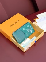 La version Original Single 💖 de niveau supérieur de la carte COIN M12660 Green Pharrell Williams dessine l'élément traditionnel de l'impression Damier. Taille: 14,5 x 1 x 8 cm (hauteur x large x longueur) 1 La version Original Single 💖 de niveau supérieur de la carte COIN M12660 Green Pharrell Williams dessine l’élément traditionnel de l’impression Damier. Taille: 14,5 x 1 x 8 cm (hauteur x large x longueur)