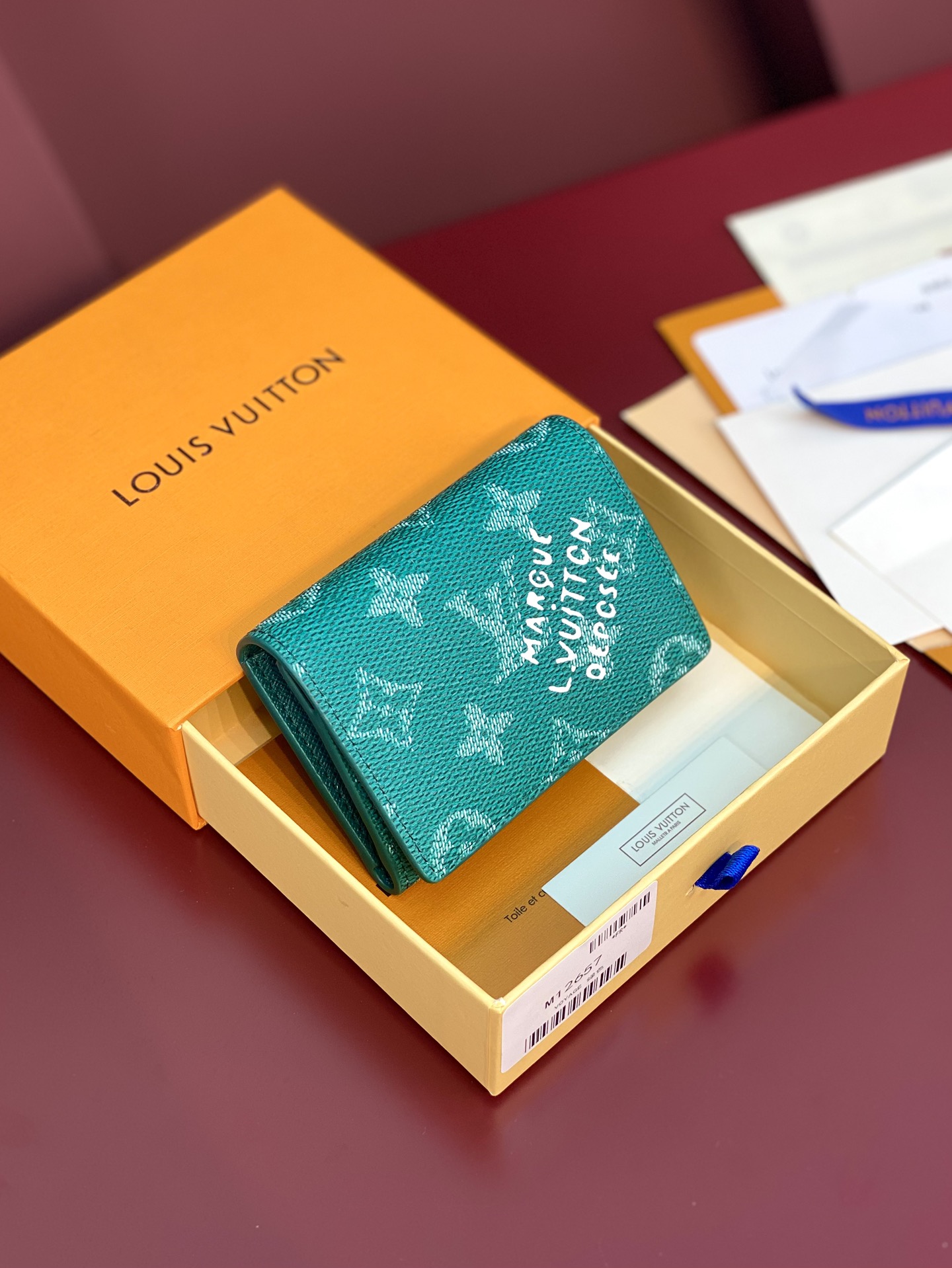 NO:671262,M12664 Green!  ENVELOPE Business Card Holder, this business card holder in Monogram Heritage canvas has a slim silhouette that can be easily slipped into a pocket or handbag. The flap is fastened with a hidden snap button, opening to reveal the accordion compartment and card compartment. Calf leather lining and the Marque L.Vuitton Déposée logo in Damier canvas add to the exquisite details. 8 x 1 x 10.5 cm (height x width x length)., LV wallet, louis  vuitton,wallets,cowhide19860909M12664 绿色！ENVELOPE 名片夹、本款名片夹以 Monogram Heritage 帆布构筑纤薄轮廓,可轻松置入口袋或手袋.翻盖通过隐藏式按扣固定,开启可见风琴隔层和卡片夹层.牛皮革内衬和源于 Damier 帆布的 Marque L.Vuitton Déposée 标识再添考究细节. 8 x 1 x 10.5 厘米 (高 x 宽 x 长度).,LV钱包,louis vuitton,wallets,cowhide,欧美剧