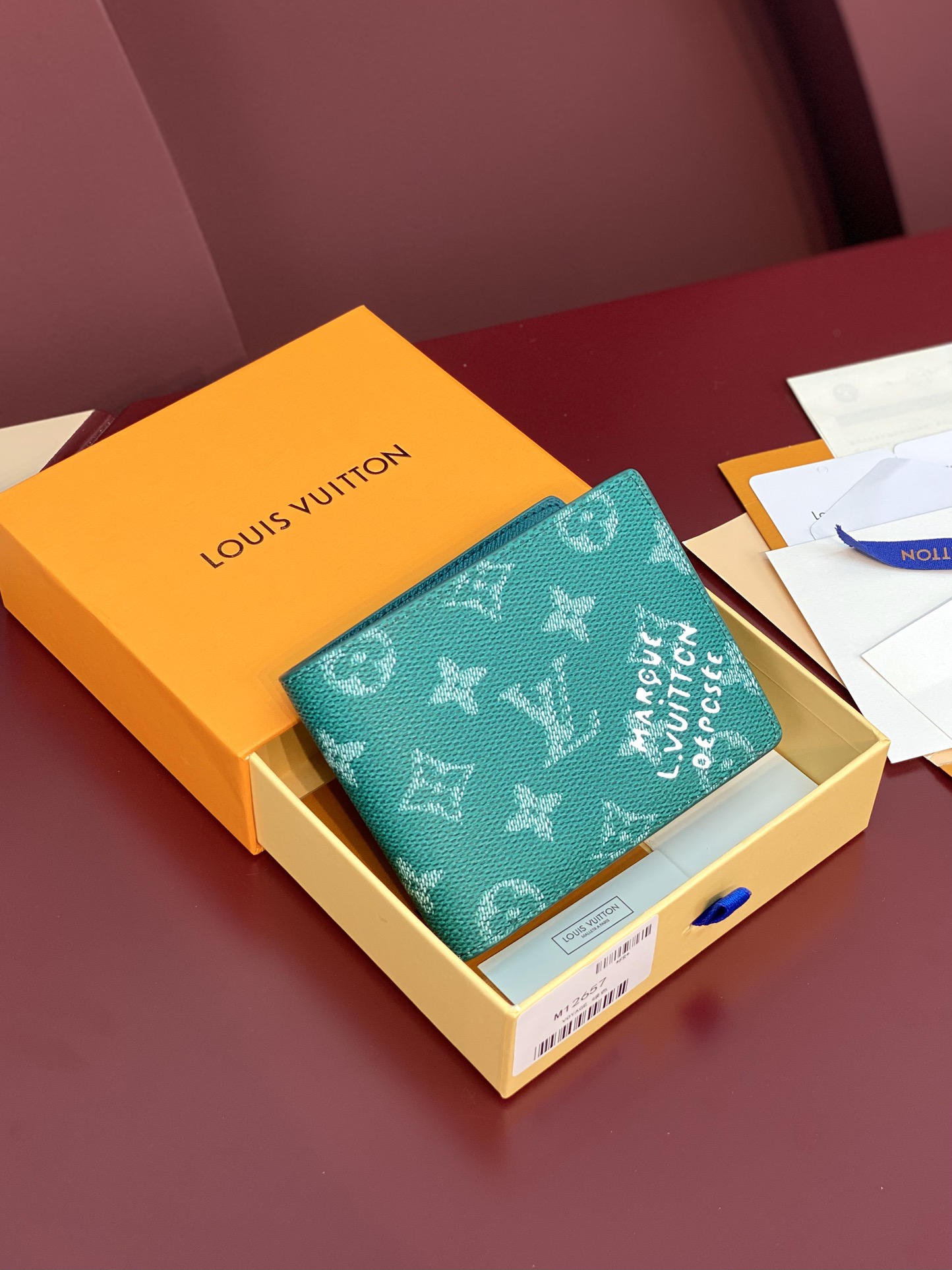 NO:671264,M12657 green!  MULTIPLE Wallet, this Multiple Wallet uses Monogram Heritage canvas to release a modern style, delicately showing the original Damier pattern details such as vertical and horizontal textures and Marque L.Vuitton Déposée logo. 9 x 1.5 x 11.5 cm (height x width x length).,LV wallet, louis vuitton, wallets19860909M12657 绿色！MULTIPLE 钱夹、本款 Multiple 钱夹以 Monogram Heritage 帆布释放摩登格调,细腻展现纵横纹理和 Marque L.Vuitton Déposée 标识等原版 Damier 图案细节. 9 x 1.5 x 11.5 厘米 (高 x 宽 x 长度).,LV钱包,louis vuitton,wallets,欧美剧