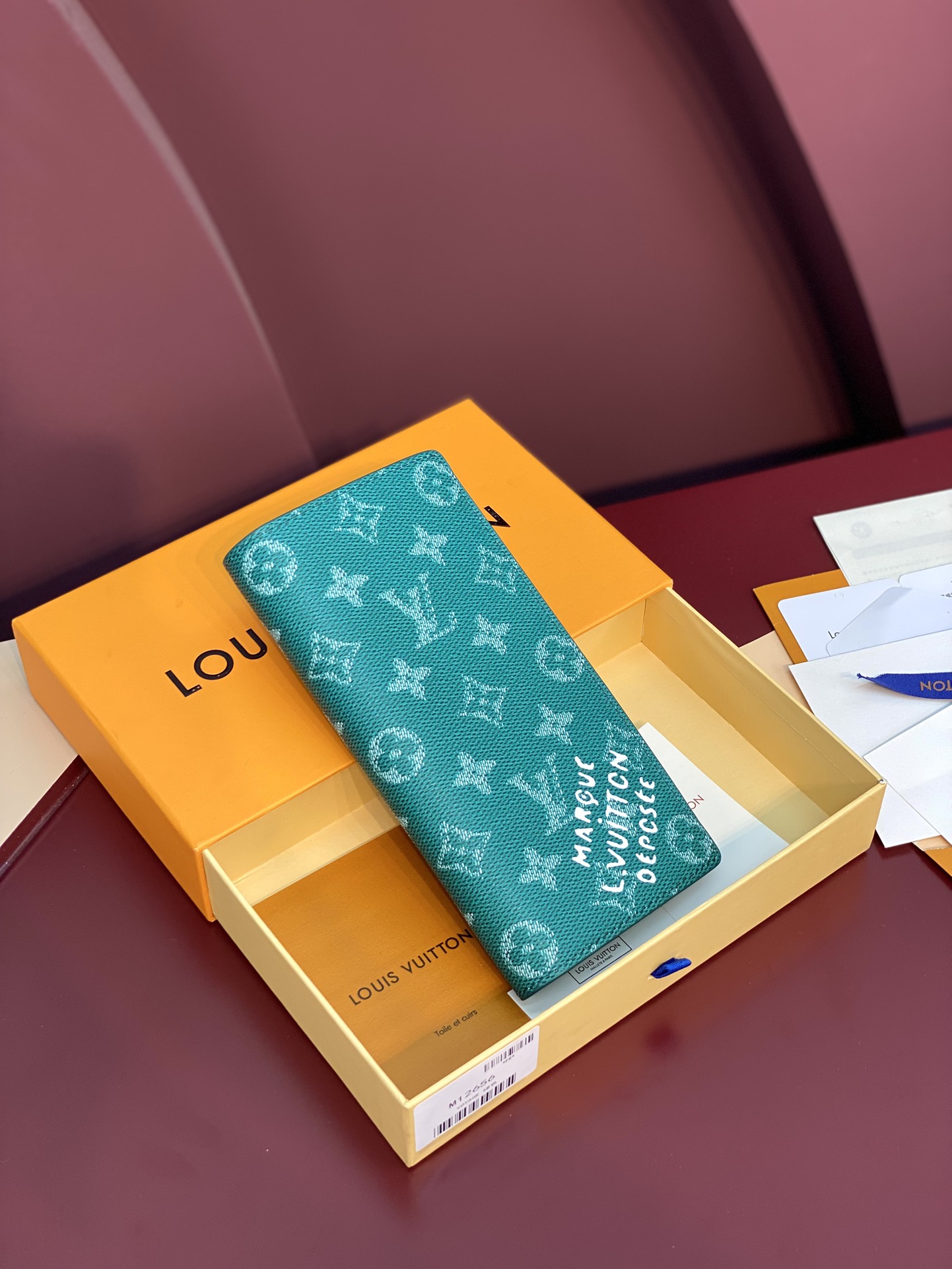 NO:671266,M12656 green!  BRAZZA Wallet, this Brazza Wallet is made from Monogram Heritage canvas, witnessing Pharrell Williams' new interpretation of the iconic Monogram pattern. The criss-cross texture and Marque L.Vuitton Déposée logo show the classic elements of the original Damier print, with multiple card slots and compartments, making the long design without losing functional details. 19 x 2 x 10 cm (H x W x  length).,LV wallet,louis vuitton,wallets19860909M12656 绿色！BRAZZA 钱夹、本款 Brazza 钱夹取材 Monogram Heritage 帆布,见证 Pharrell Williams 对标志性 Monogram 图案的崭新诠释.纵横交错的纹理和 Marque L.Vuitton Déposée 标识展现原版 Damier 印花的经典元素,搭配多重卡片夹层和隔层,令长款设计不失功能细节. 19 x 2 x 10 厘米 (高 x 宽 x 长度).,LV钱包,louis vuitton,wallets,欧美剧