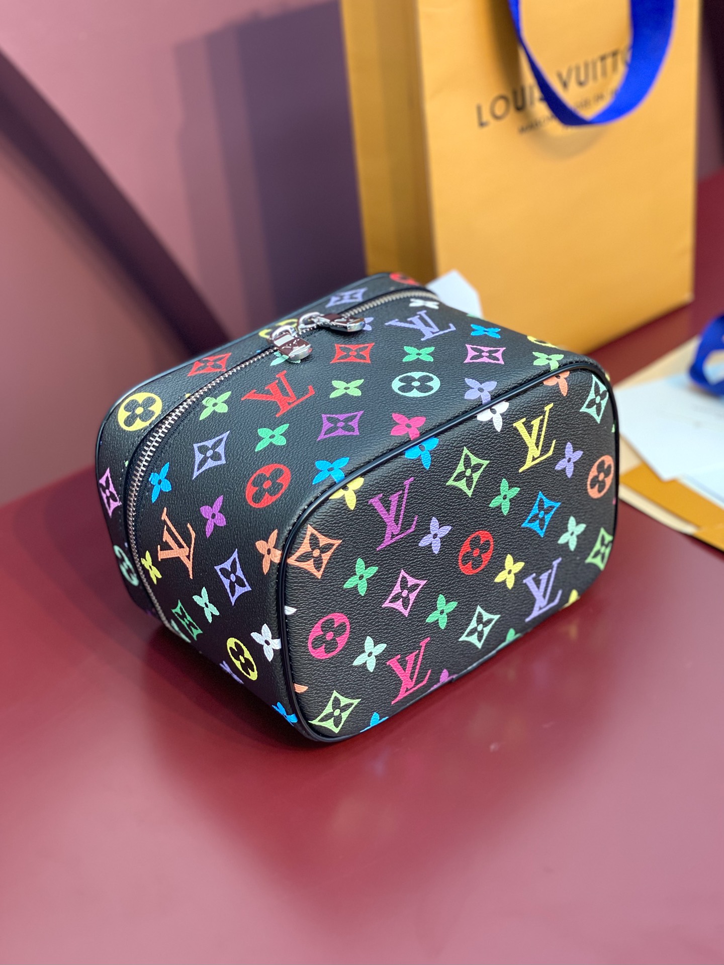  黑彩中号！M13747 联名村上隆！Nine BB mini化妆包
此款以标志性的Nice化妆包为设计