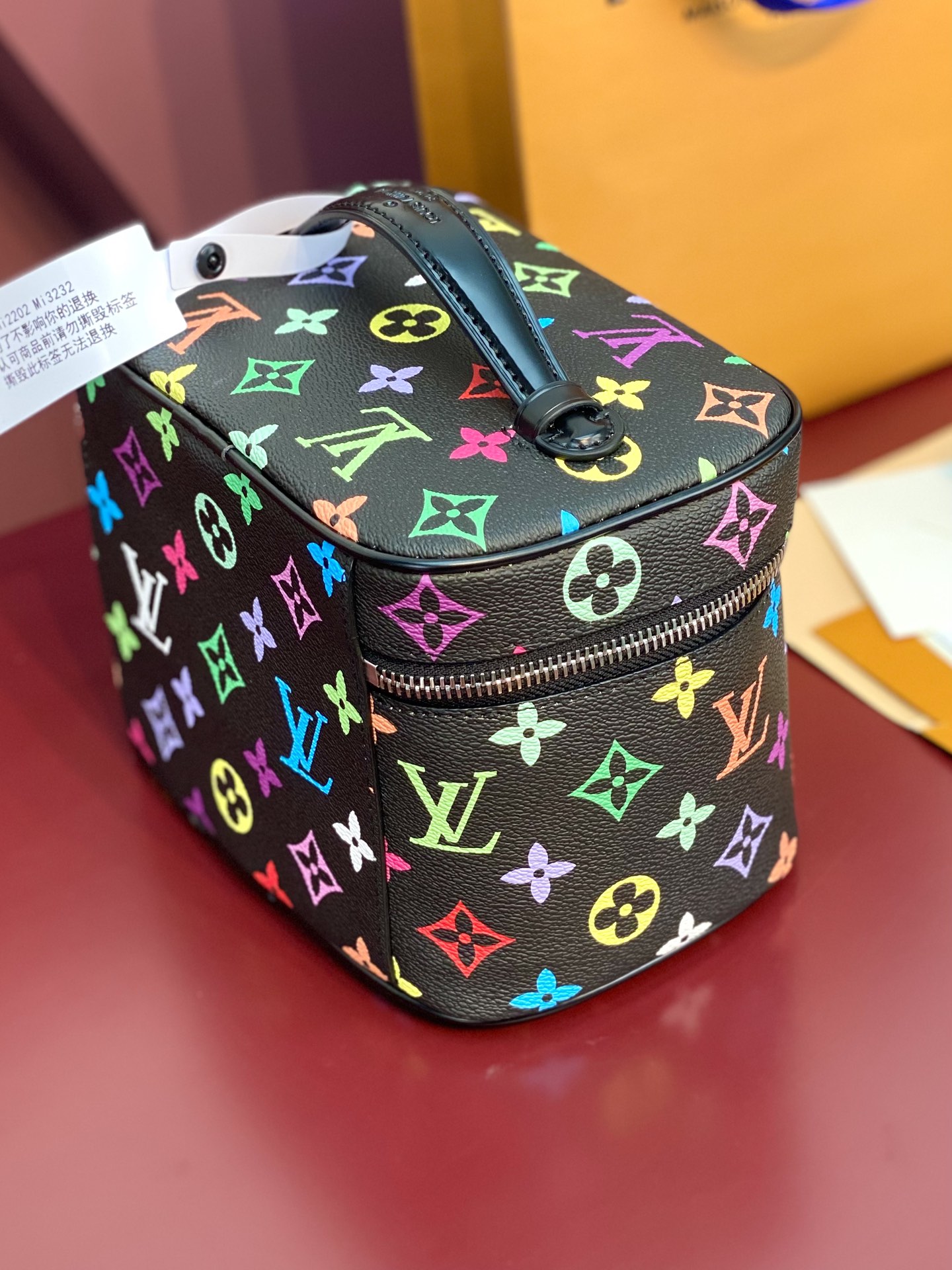  黑彩中号！M13747 联名村上隆！Nine BB mini化妆包
此款以标志性的Nice化妆包为设计