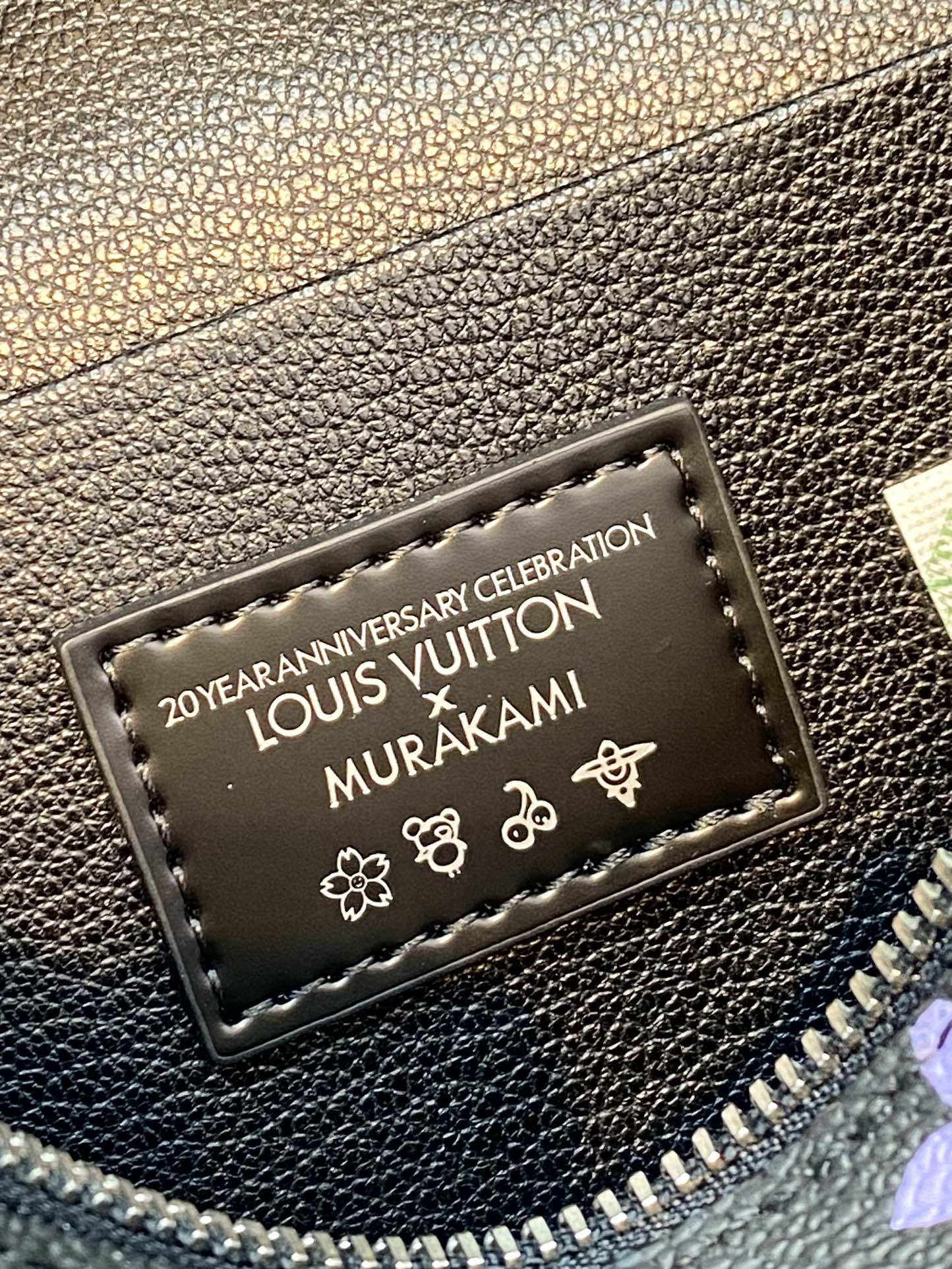  黑彩中号！M13747 联名村上隆！Nine BB mini化妆包
此款以标志性的Nice化妆包为设计