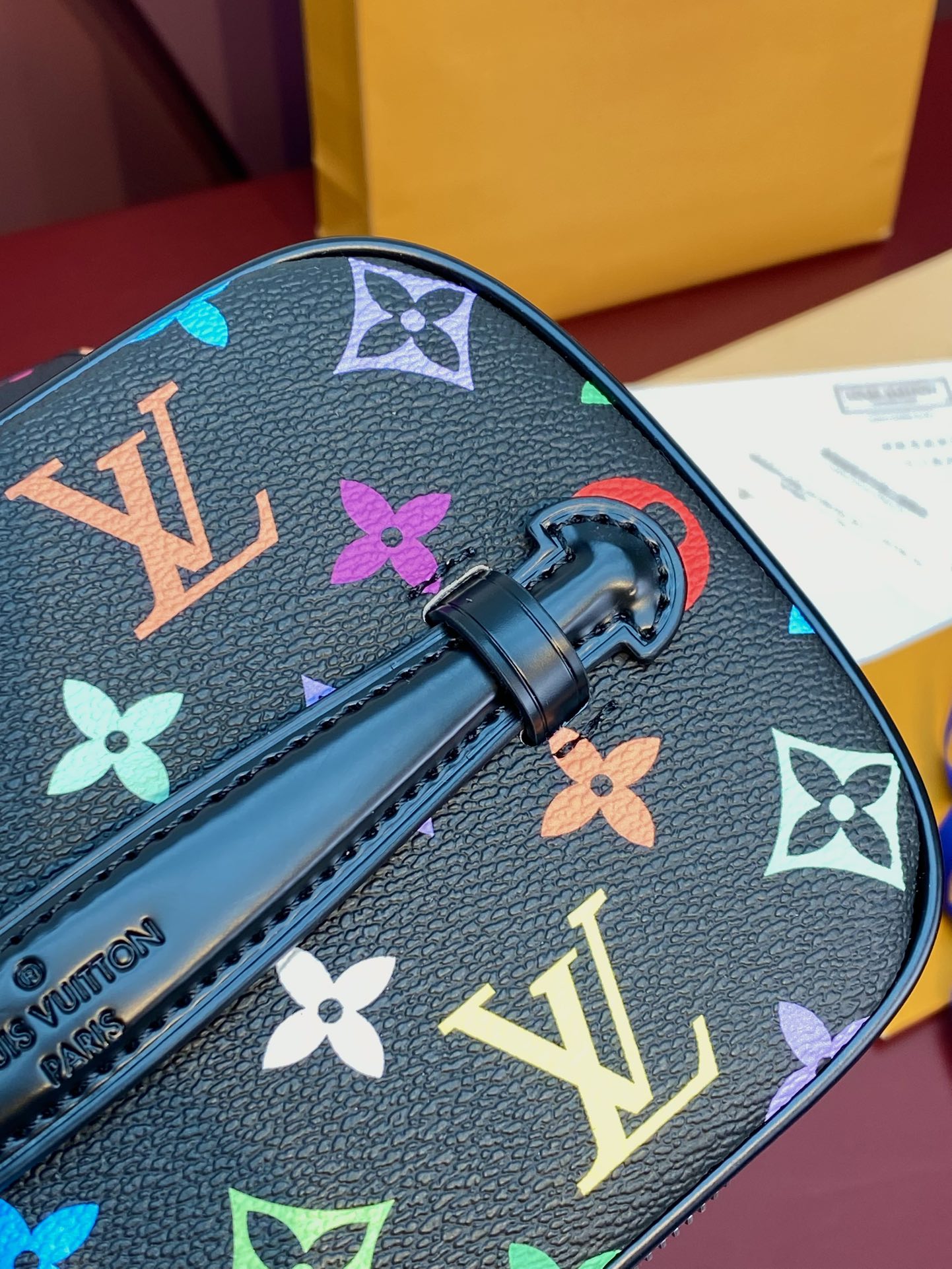  黑彩中号！M13747 联名村上隆！Nine BB mini化妆包
此款以标志性的Nice化妆包为设计