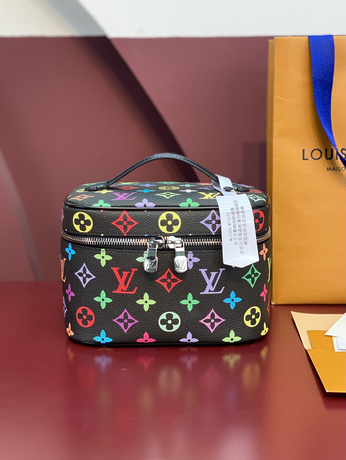  黑彩中号！M13747 联名村上隆！Nine BB mini化妆包
此款以标志性的Nice化妆包为设计