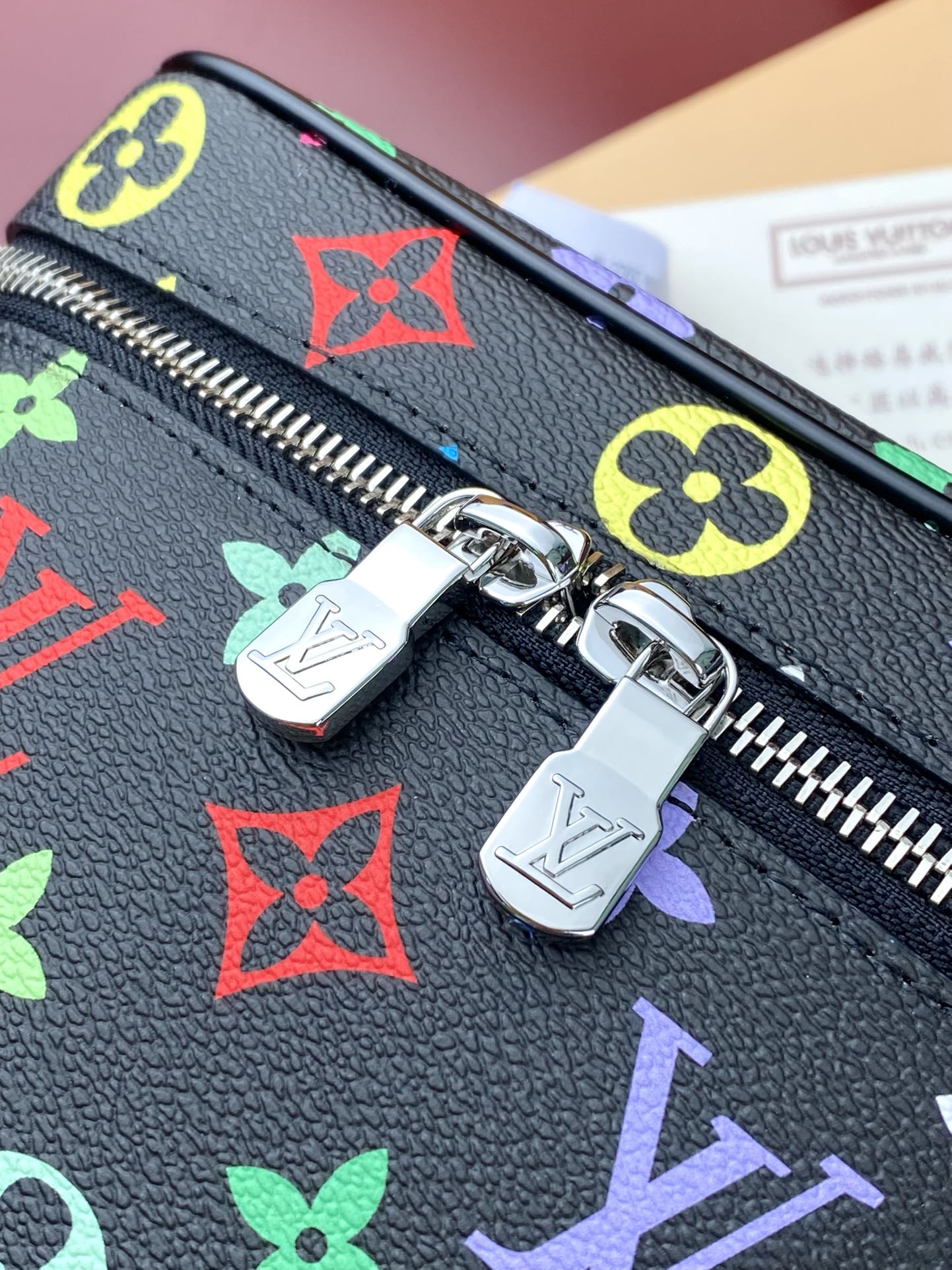  黑彩中号！M13747 联名村上隆！Nine BB mini化妆包
此款以标志性的Nice化妆包为设计