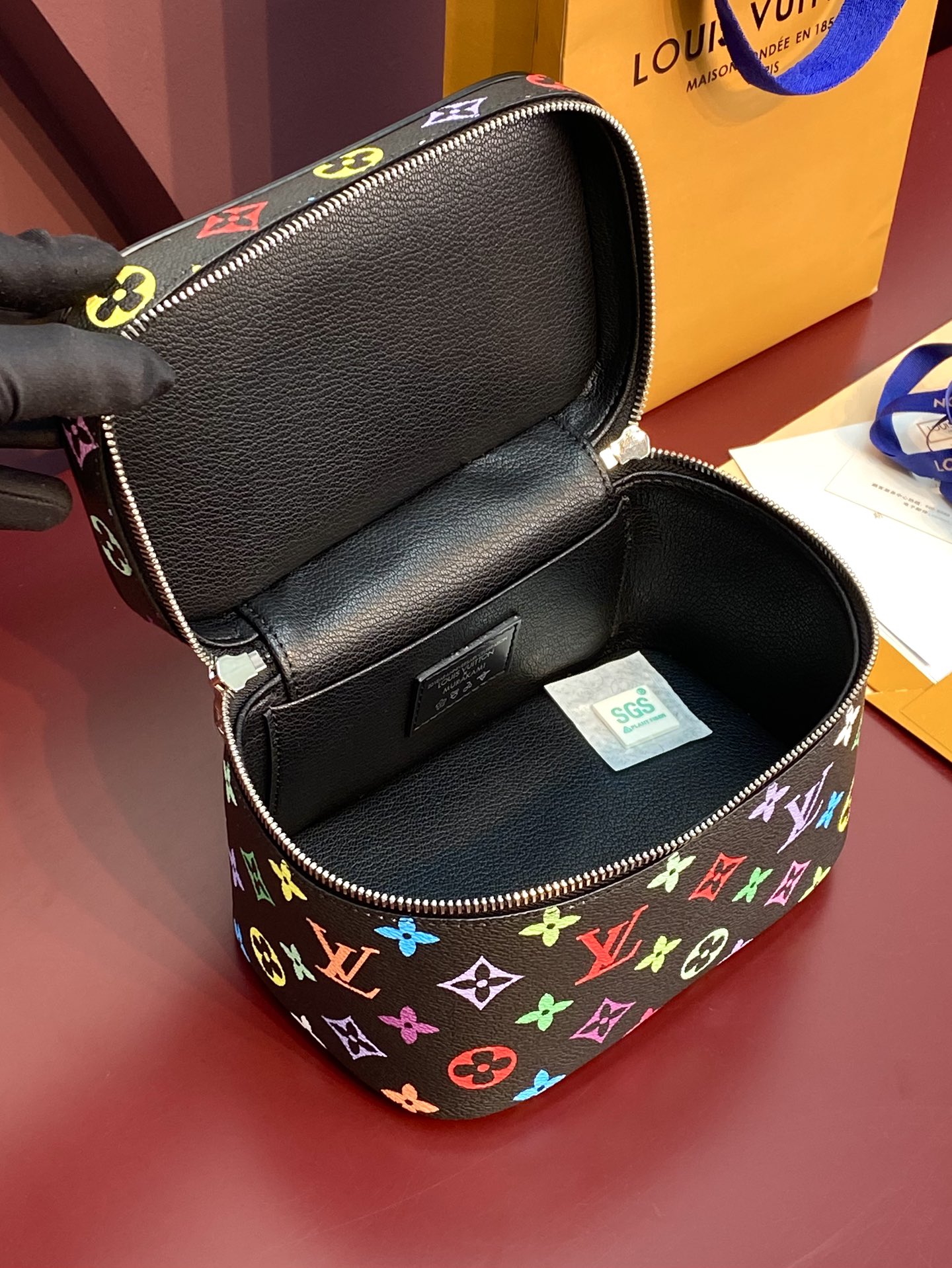  黑彩中号！M13747 联名村上隆！Nine BB mini化妆包
此款以标志性的Nice化妆包为设计