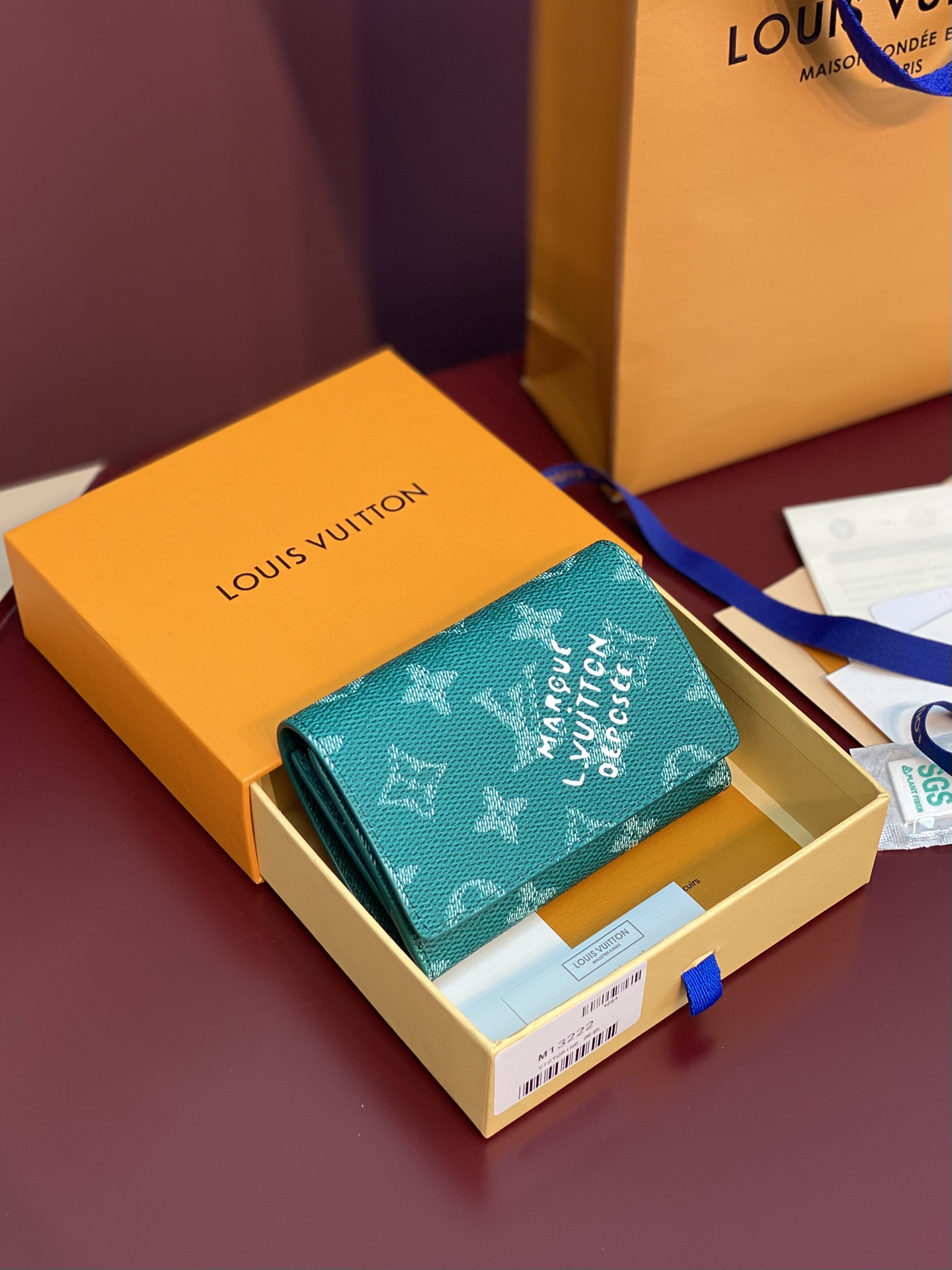 NO:671268,M13222 green! Victor Wallet, this elegant Victor wallet is made of Monogram Eclipse canvas and can be used to hold change, business cards, banknotes and receipts. It is extremely practical. This wallet is equipped with a snap button design and opens to a banknote pocket, five compartments for credit cards or transportation cards and a zippered coin pocket. The Victor wallet is small in size and can be easily put into a pocket. 11.5 x 9 x 2.5 cm (length x height x width)., LV wallet, louis vuitton,wallets19860909M13222 绿色！Victor 錢包、這款優雅的Victor錢包以Monogram Eclipse帆布製作,可放置零錢、名片、紙幣和票據,格外實用.這款錢包配以按扣設計,打開後有一個紙幣口袋、五個可放置信用卡或交通卡的夾層及一個拉鏈零錢口袋.Victor錢包尺寸小巧,可輕易放入口袋. 11.5 x 9 x 2.5 厘米 (長度 x 高度 x 闊度).,LV钱包,louis vuitton,wallets,欧美剧