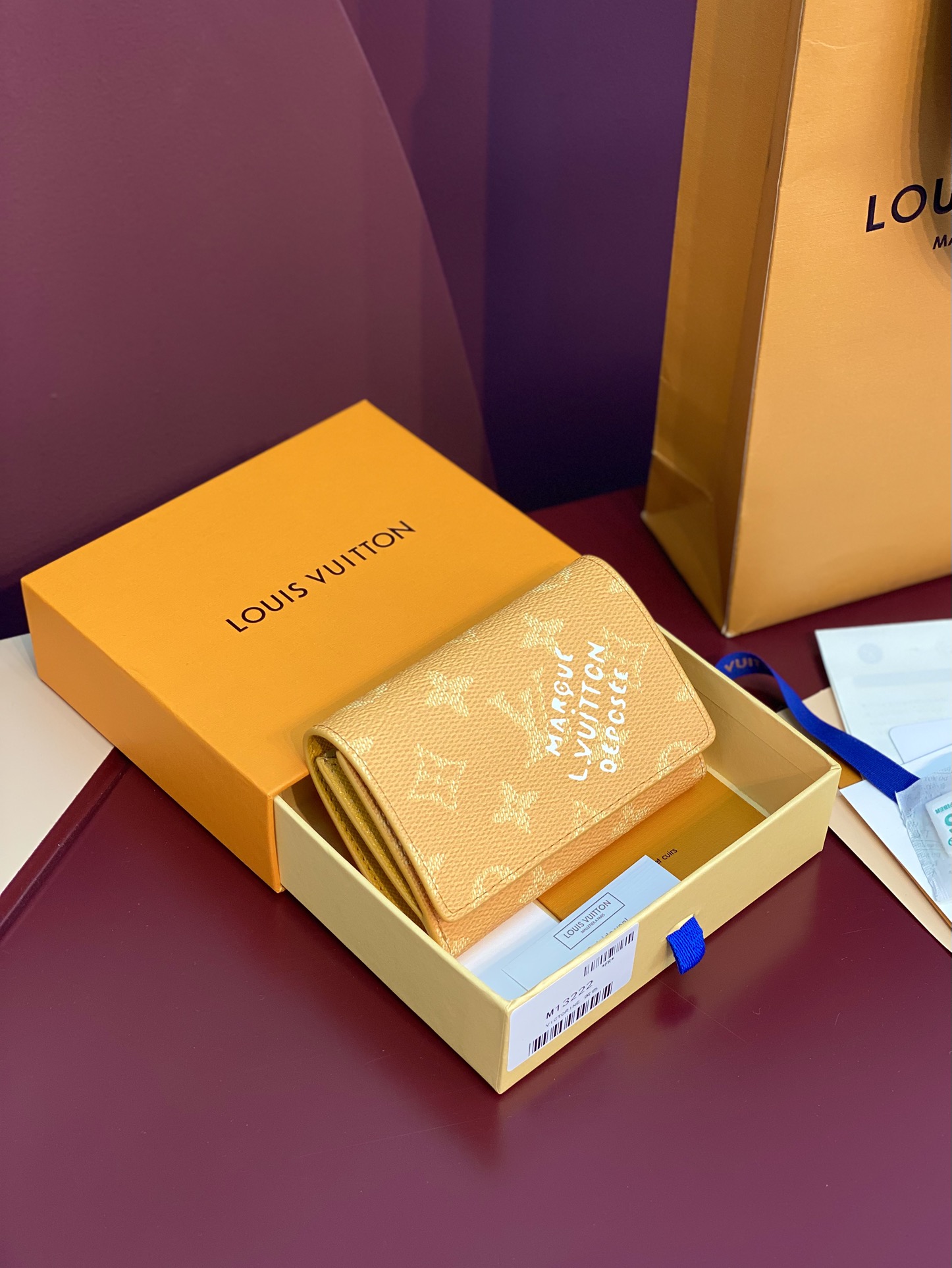 NO:671270,M13222 yellow! Victor Wallet, this elegant Victor wallet is made of Monogram Eclipse canvas and can be used to hold change, business cards, banknotes and receipts. It is extremely practical. This wallet is equipped with a snap button design and opens to a banknote pocket, five compartments for credit cards or transportation cards and a zippered coin pocket. The Victor wallet is small in size and can be easily put into a pocket. 11.5 x 9 x 2.5 cm (length x height x width)., LV wallet, louis vuitton,wallets19860909M13222 黄色！Victor 錢包、這款優雅的Victor錢包以Monogram Eclipse帆布製作,可放置零錢、名片、紙幣和票據,格外實用.這款錢包配以按扣設計,打開後有一個紙幣口袋、五個可放置信用卡或交通卡的夾層及一個拉鏈零錢口袋.Victor錢包尺寸小巧,可輕易放入口袋. 11.5 x 9 x 2.5 厘米 (長度 x 高度 x 闊度).,LV钱包,louis vuitton,wallets,欧美剧