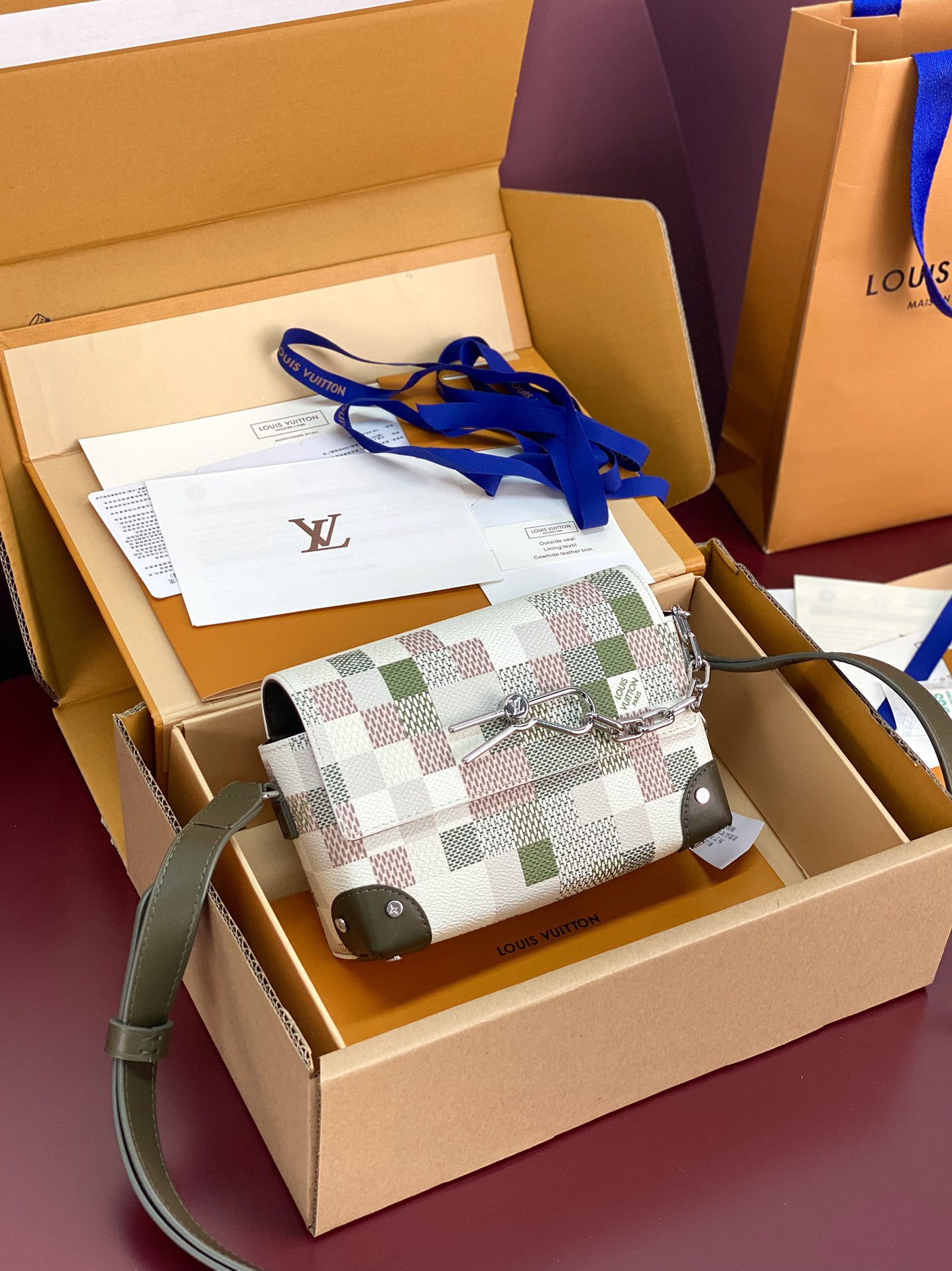 NO:671211,Upgraded version M00108!  Chip version (this model is made of first-grain cowhide) Monogram Taurillon leather complements classic elements such as Steamer-style chains. Equipped with an adjustable shoulder strap for easy carrying. The zippered compartment has ample storage space, and is equipped with a front pocket flap and a magnetic lock to ensure that items are safe and secure. 18.0x 11.0x 6.5 cm (length x height x width),,cowhide19860909升级版本M00108！芯片版(此款采用头层牛皮制作)Monogram Taurillon 皮革 与Steamer 风格链条等经典元素相得益彰.配有可调节肩带,便于背携.拉链隔层收纳空间充裕,搭配前袋翻盖和磁铁锁扣,确保物品安全无虞. 18.0x 11.0x 6.5厘米 (长度 x 高 x 宽),,cowhide,欧美剧