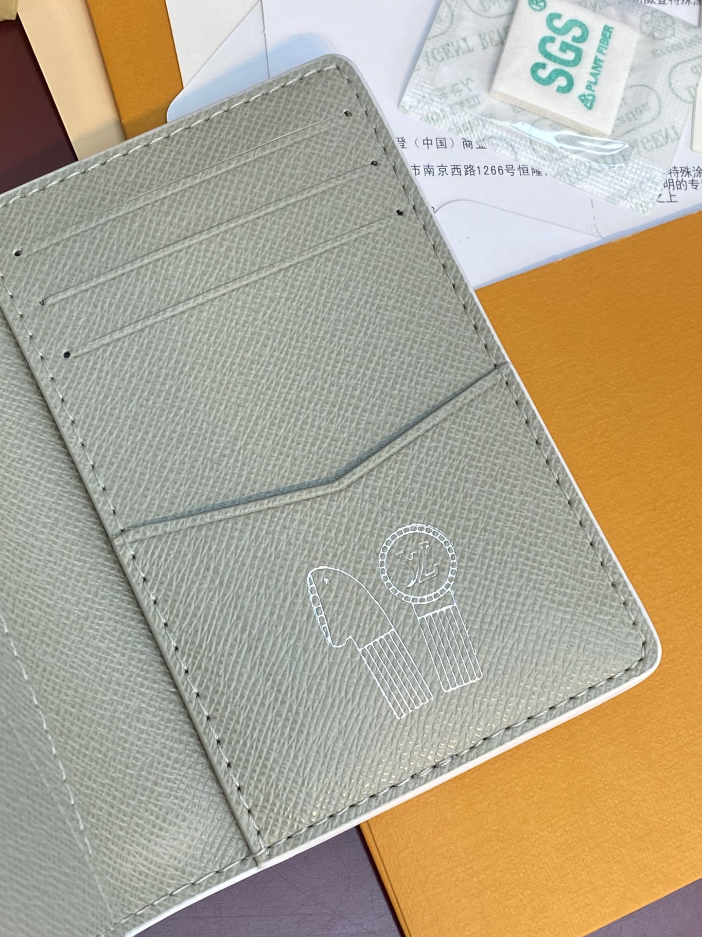  M14134 口袋卡夹、白色渐变！本款口袋钱夹取材 Monogram Macassar 涂层帆布，为牛