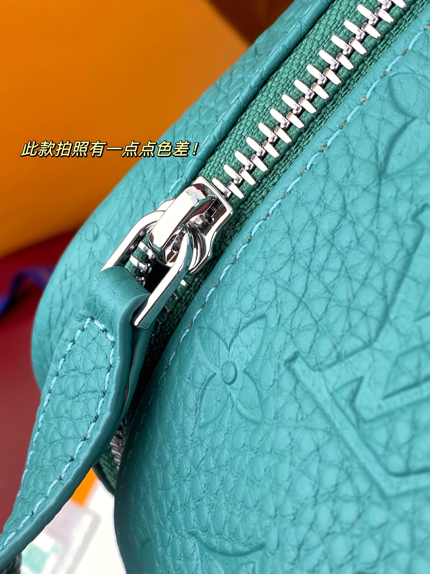  M13978 新绿！本款彩用头层牛皮真皮、Dopp Kit 盥洗袋为粒面 Taurillon 皮革压印