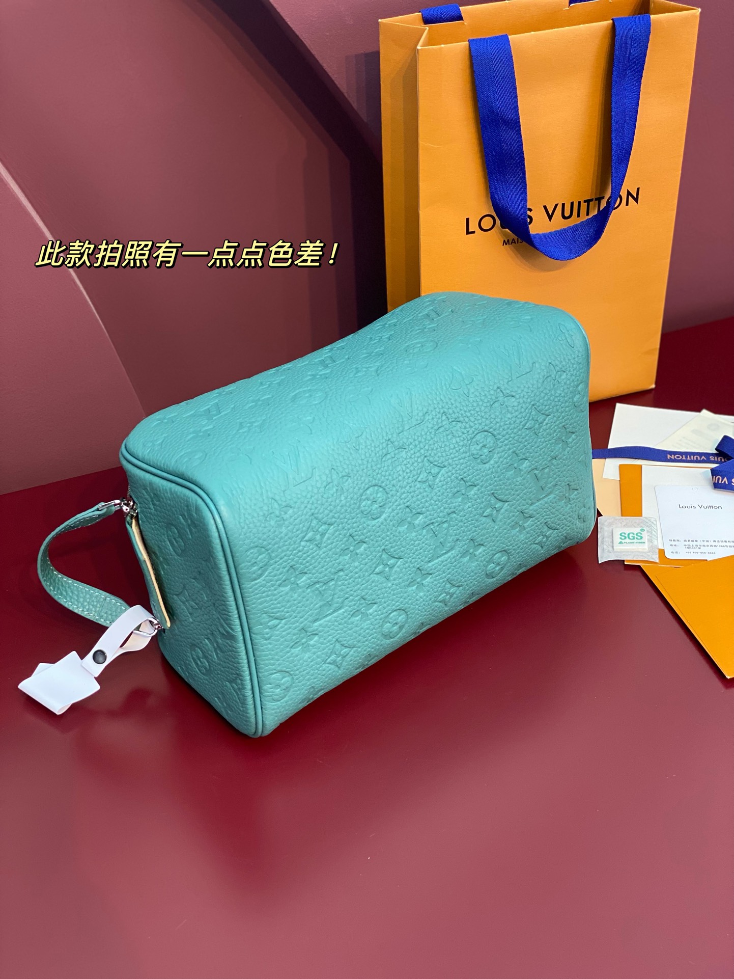  M13978 新绿！本款彩用头层牛皮真皮、Dopp Kit 盥洗袋为粒面 Taurillon 皮革压印