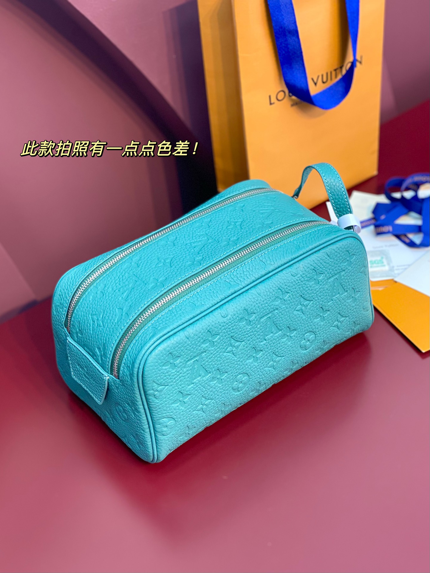  M13978 新绿！本款彩用头层牛皮真皮、Dopp Kit 盥洗袋为粒面 Taurillon 皮革压印