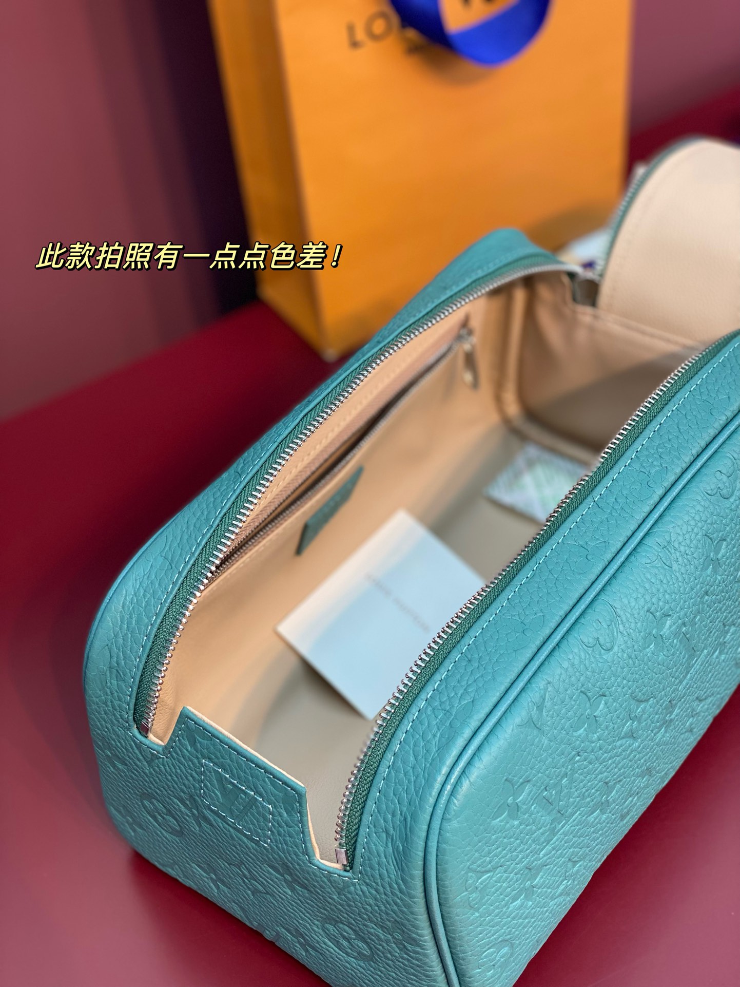  M13978 新绿！本款彩用头层牛皮真皮、Dopp Kit 盥洗袋为粒面 Taurillon 皮革压印