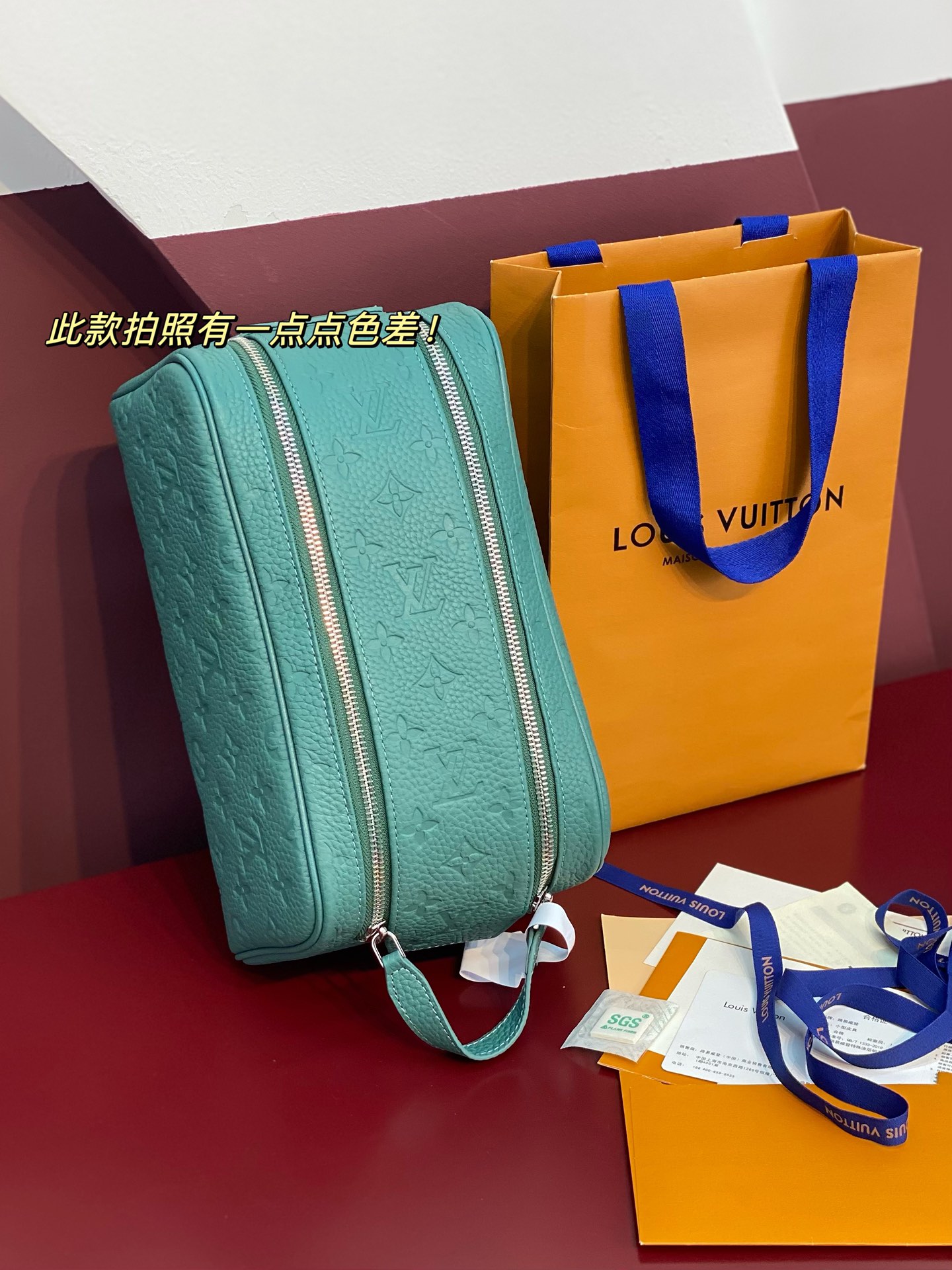  M13978 新绿！本款彩用头层牛皮真皮、Dopp Kit 盥洗袋为粒面 Taurillon 皮革压印