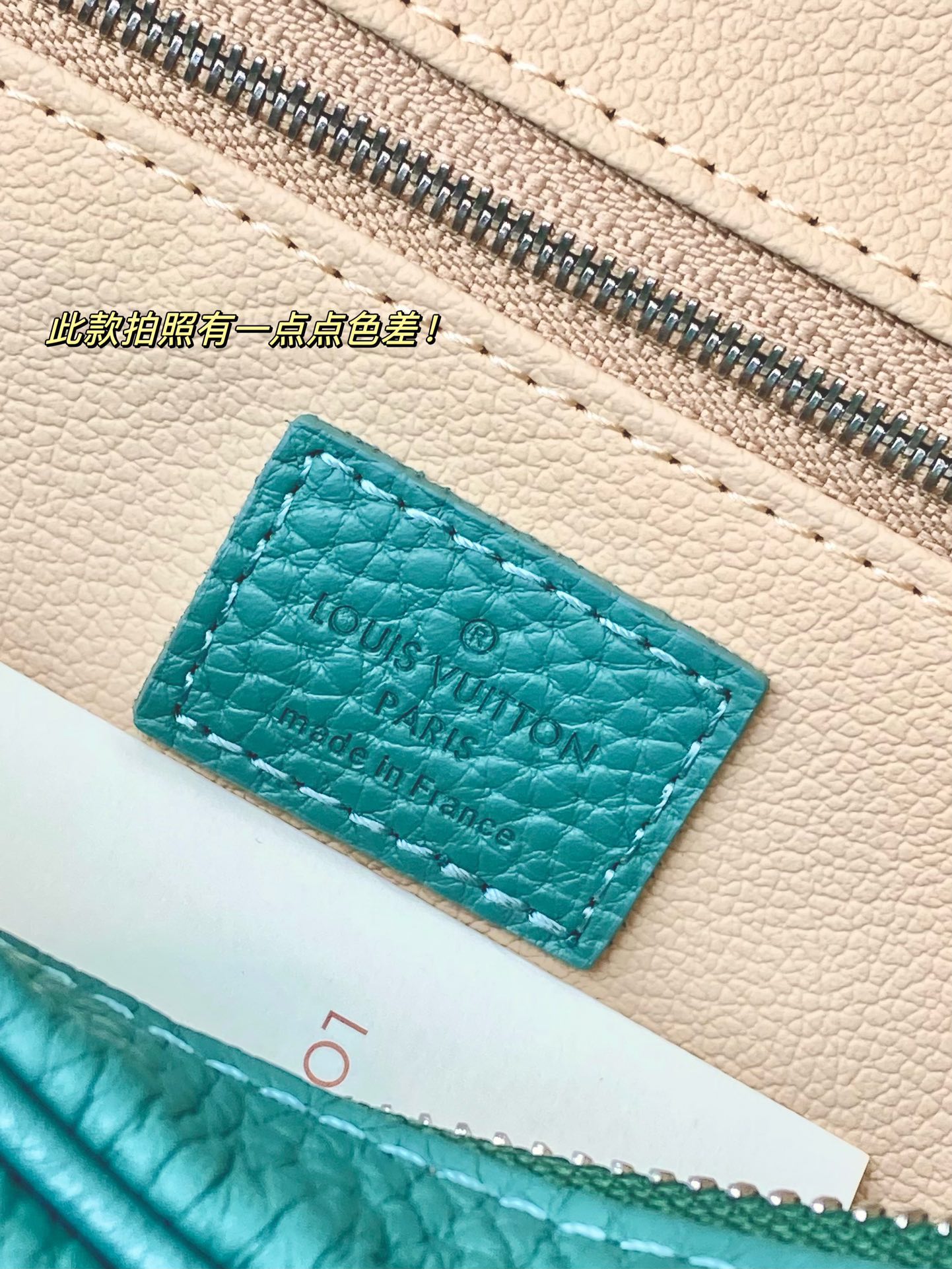  M13978 新绿！本款彩用头层牛皮真皮、Dopp Kit 盥洗袋为粒面 Taurillon 皮革压印