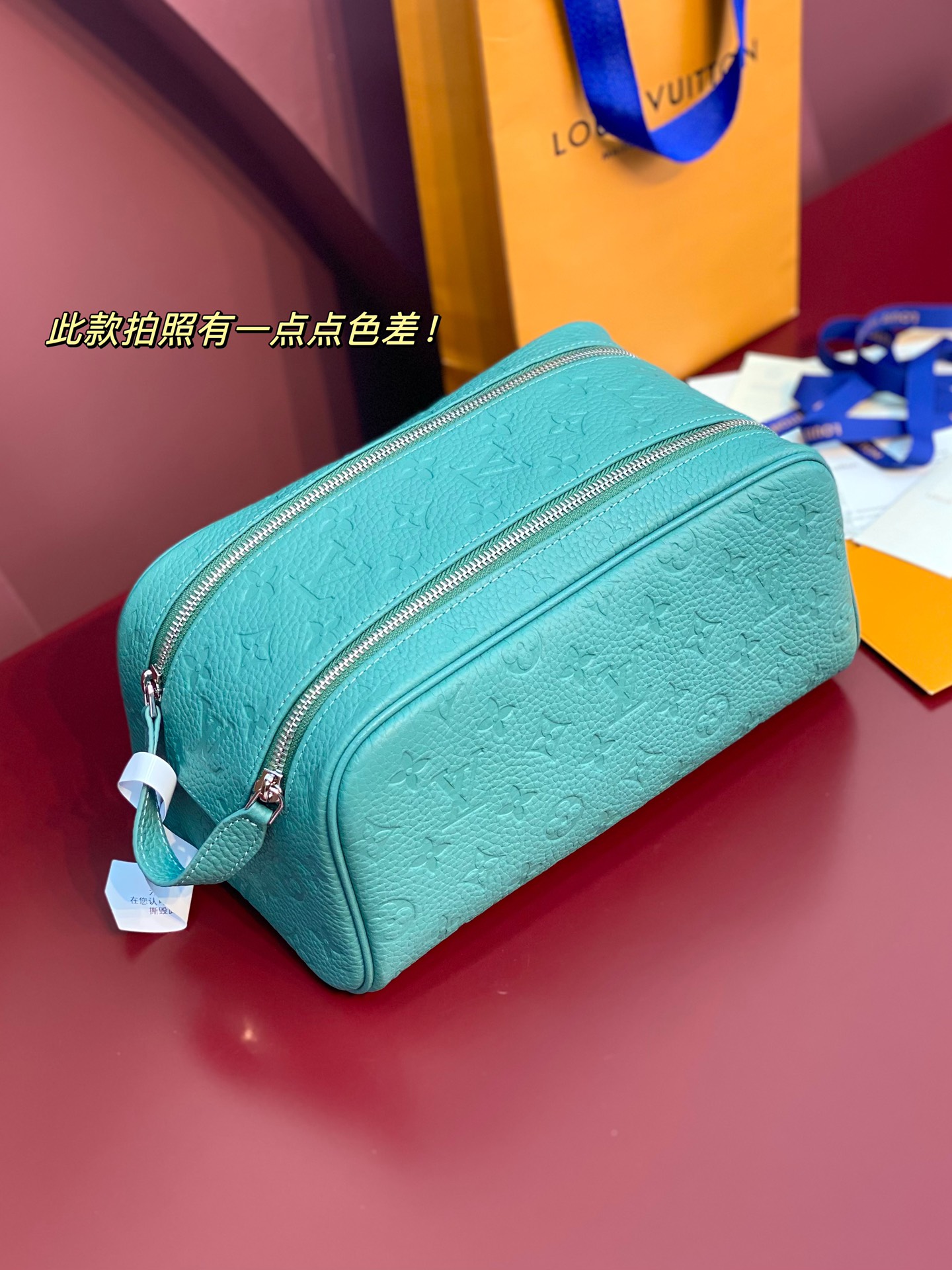  M13978 新绿！本款彩用头层牛皮真皮、Dopp Kit 盥洗袋为粒面 Taurillon 皮革压印