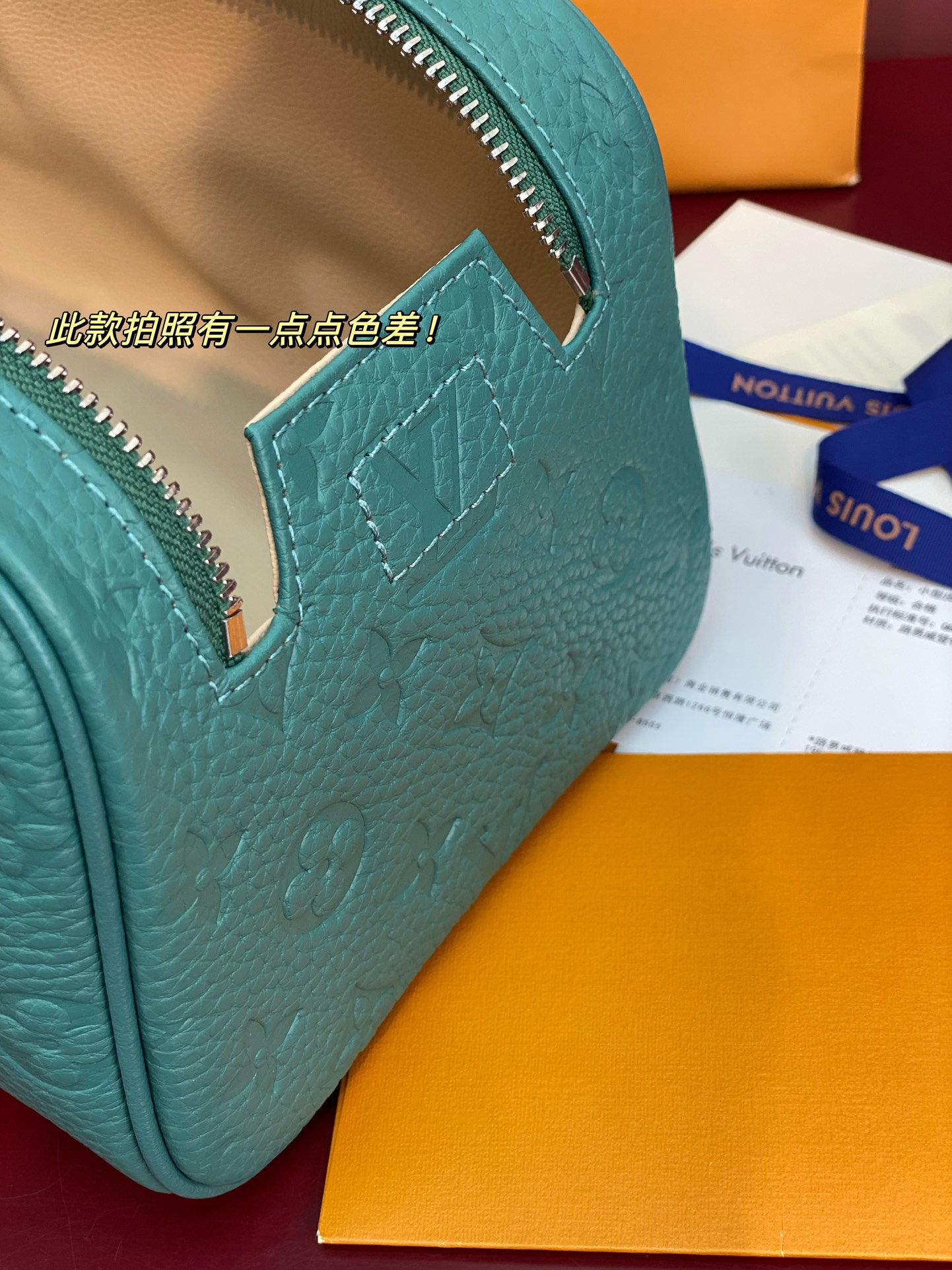 M13978 新绿！本款彩用头层牛皮真皮、Dopp Kit 盥洗袋为粒面 Taurillon 皮革压印