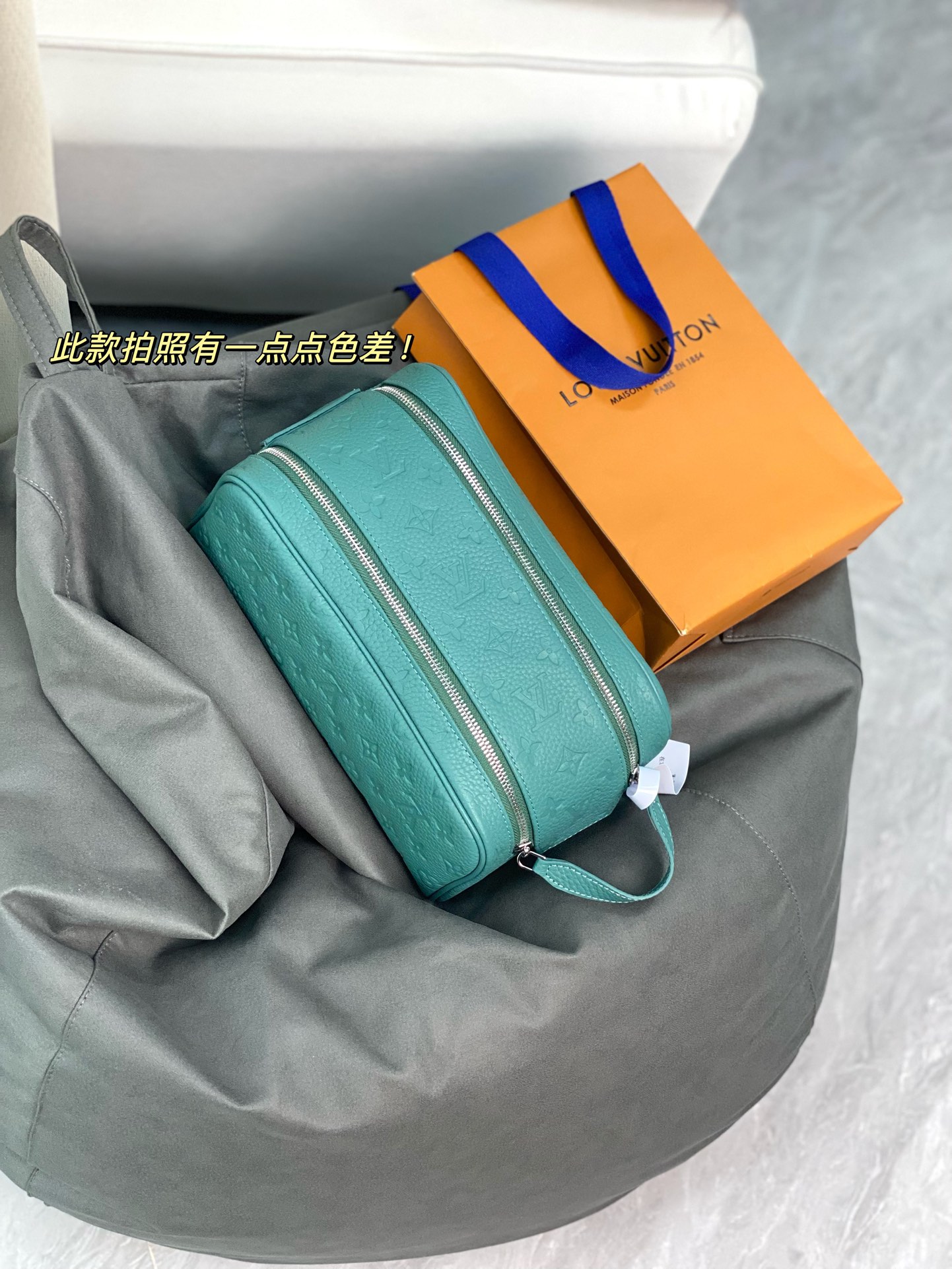 M13978 新绿！本款彩用头层牛皮真皮、Dopp Kit 盥洗袋为粒面 Taurillon 皮革压印