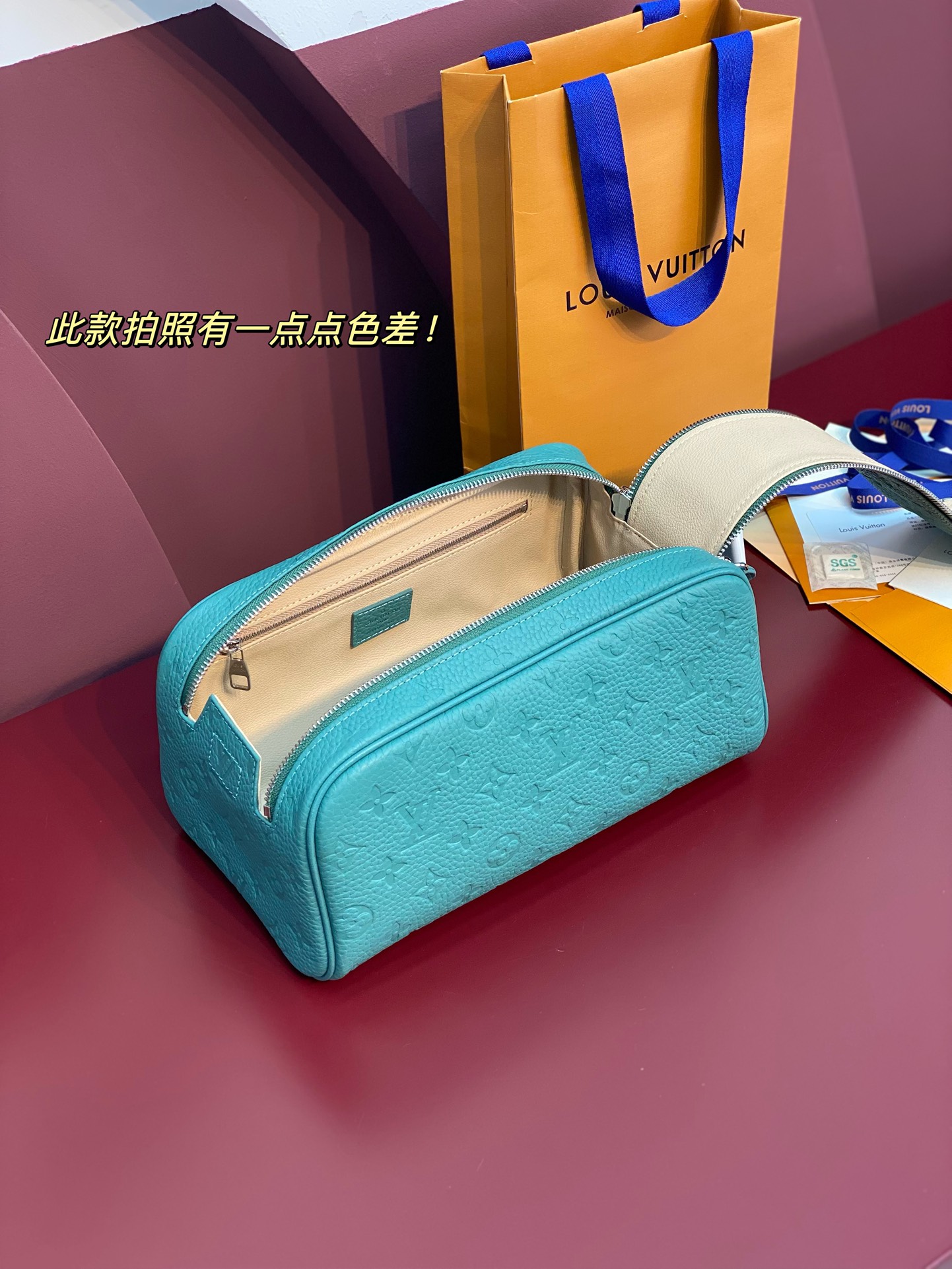  M13978 新绿！本款彩用头层牛皮真皮、Dopp Kit 盥洗袋为粒面 Taurillon 皮革压印