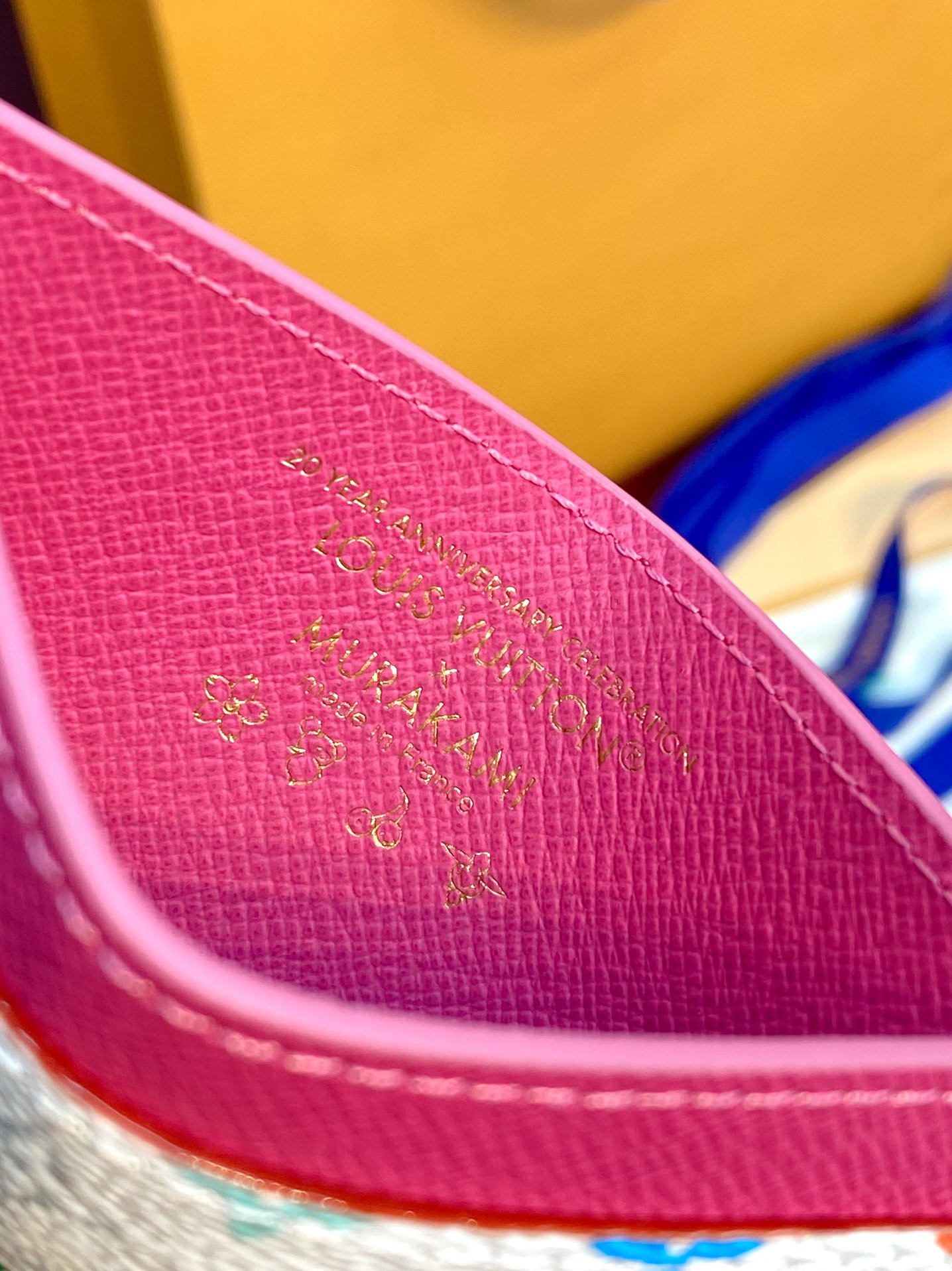  M13403 白彩！LV x TM 名片夾、這款復刻版Louis Vuitton x Murakami