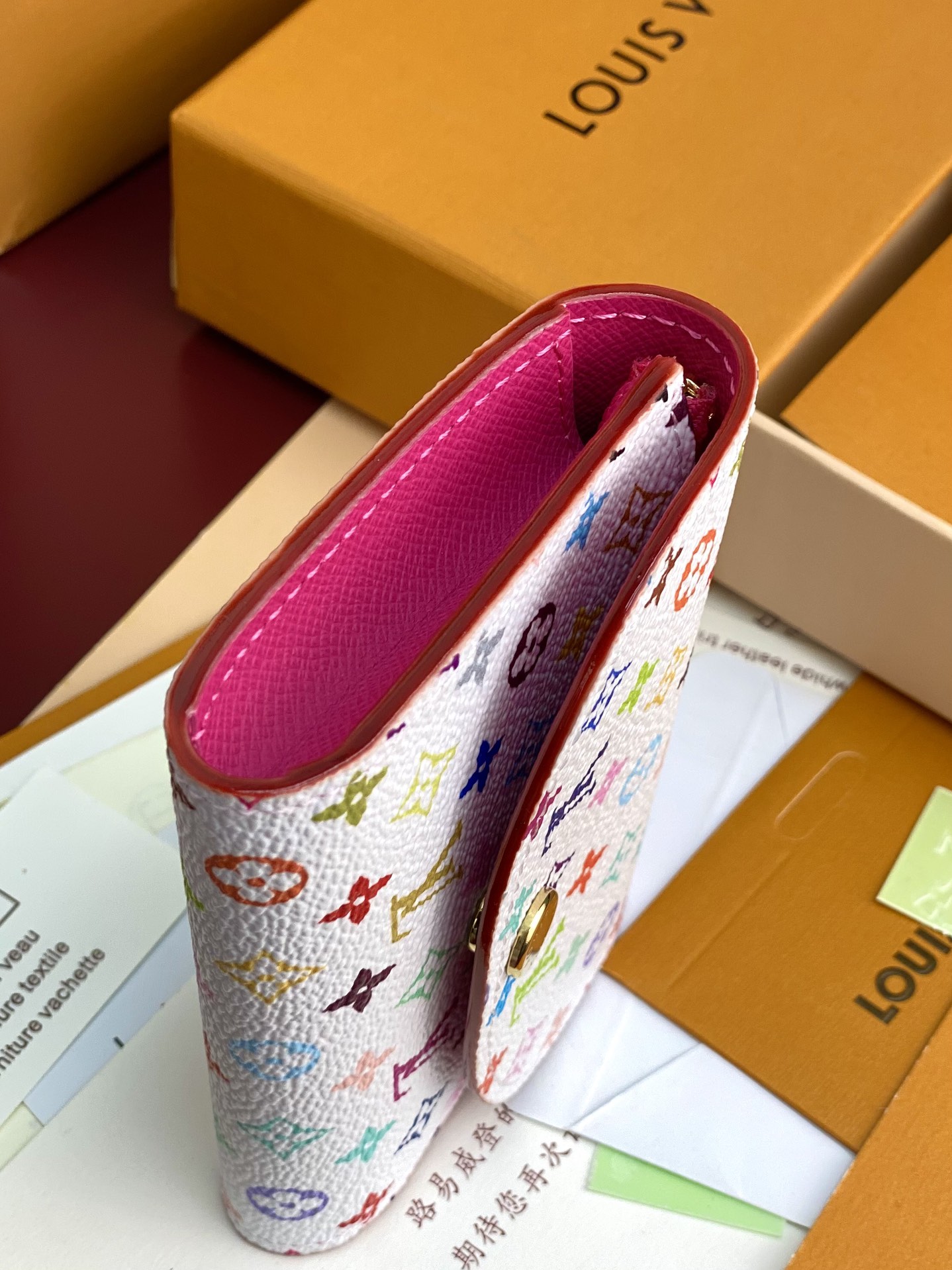  M13399 白彩！LV x TM Rosalie 零錢包、這款Rosalie零錢包設計小巧，圓渾的正