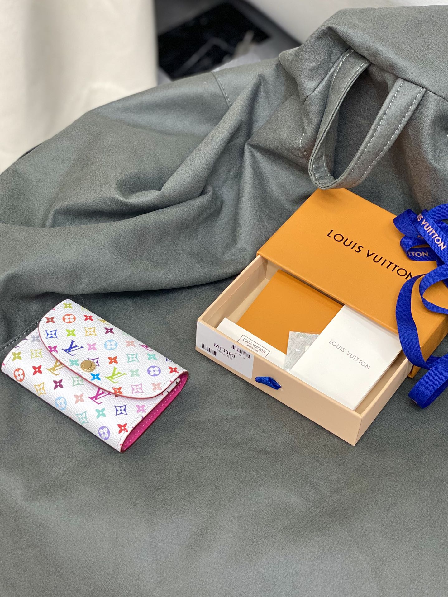 M13399 白彩！LV x TM Rosalie 零錢包、這款Rosalie零錢包設計小巧，圓渾的正