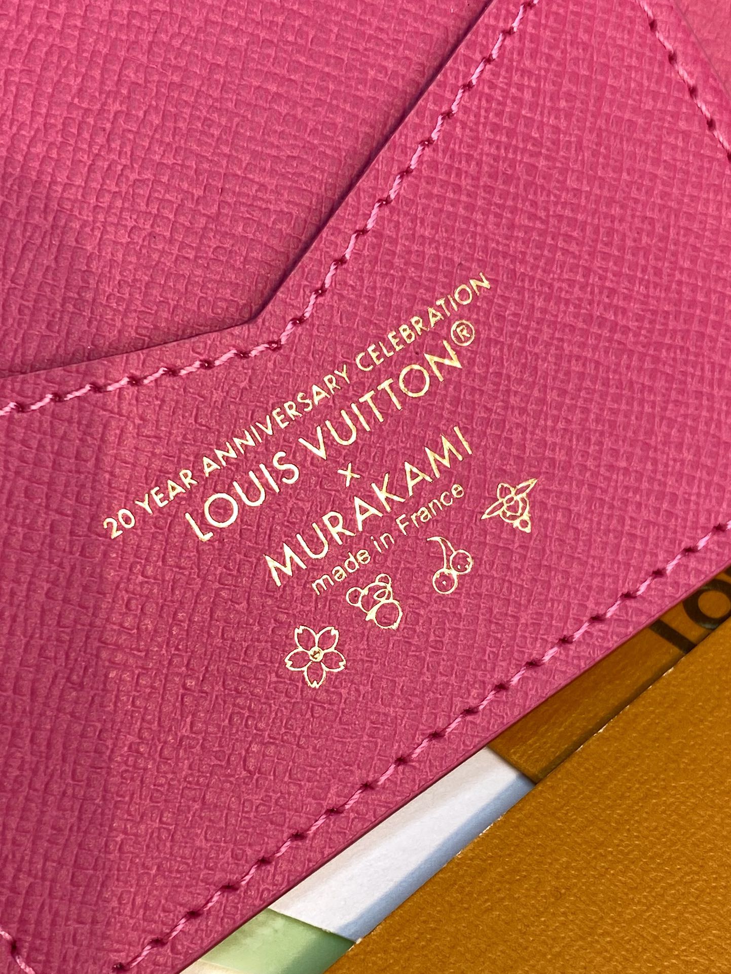  M14178 白彩！LV x TM 護照封套這款Louis Vuitton x Murakami系列的
