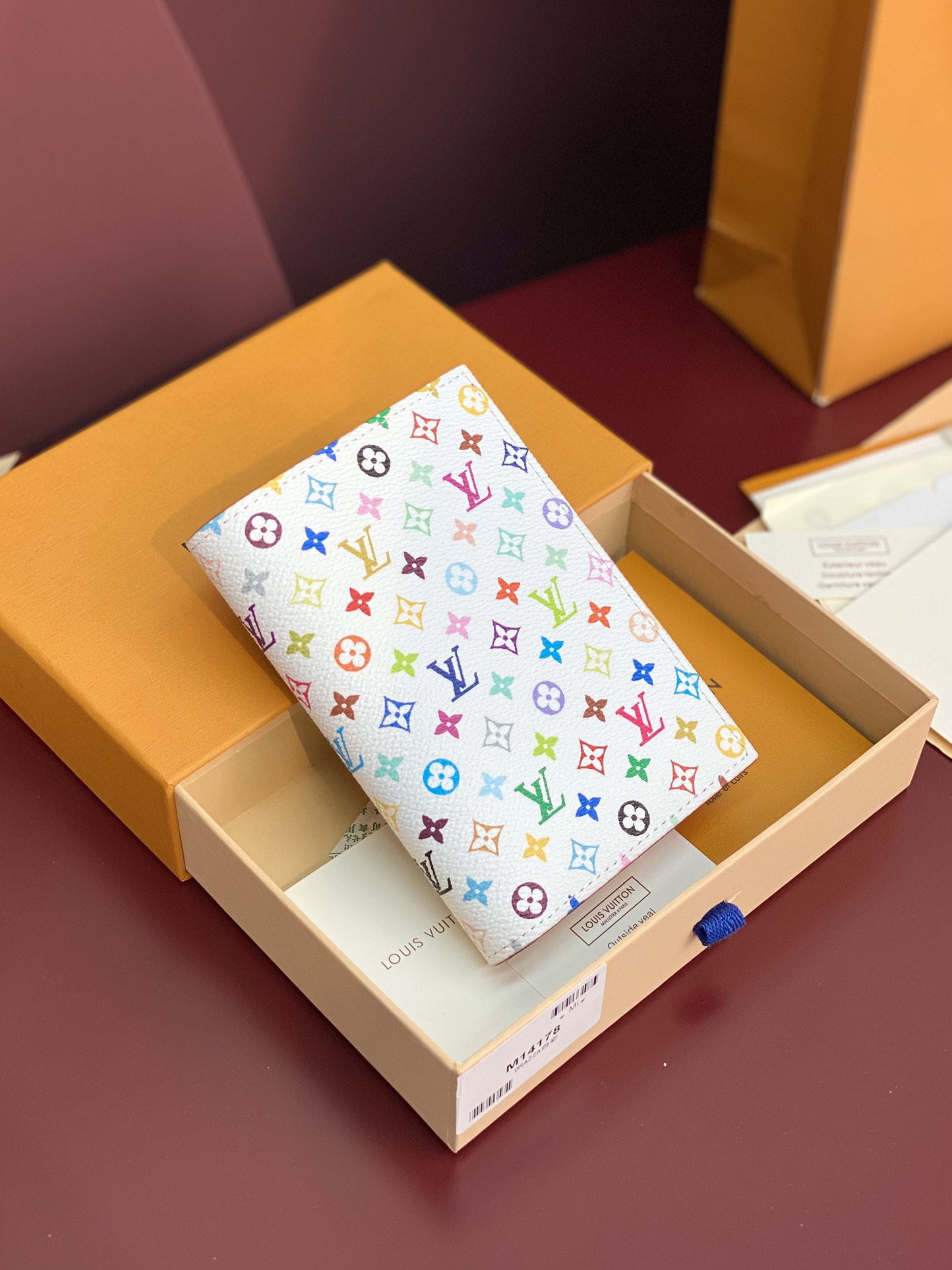 M14178 白彩！LV x TM 護照封套這款Louis Vuitton x Murakami系列的