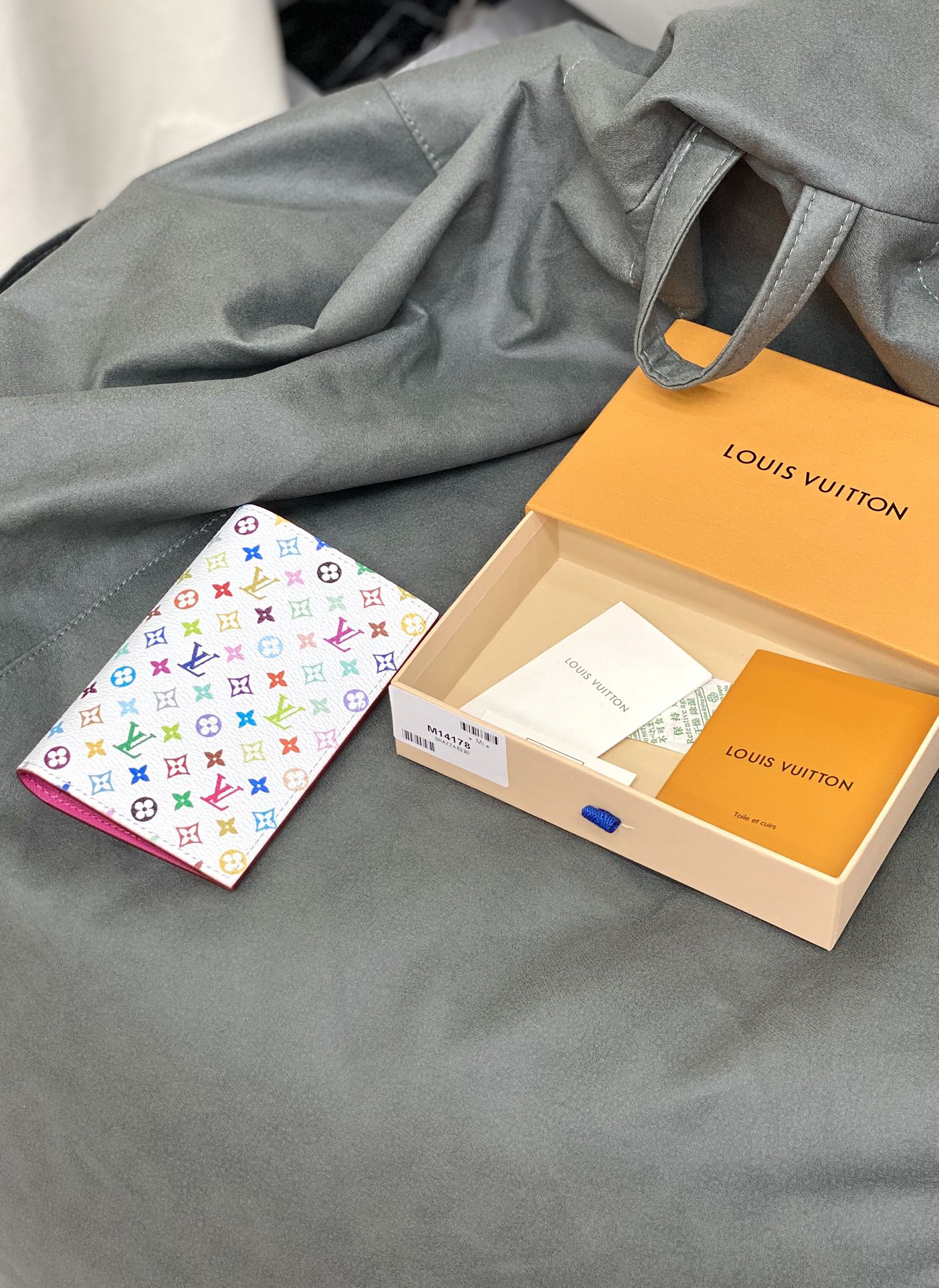  M14178 白彩！LV x TM 護照封套這款Louis Vuitton x Murakami系列的