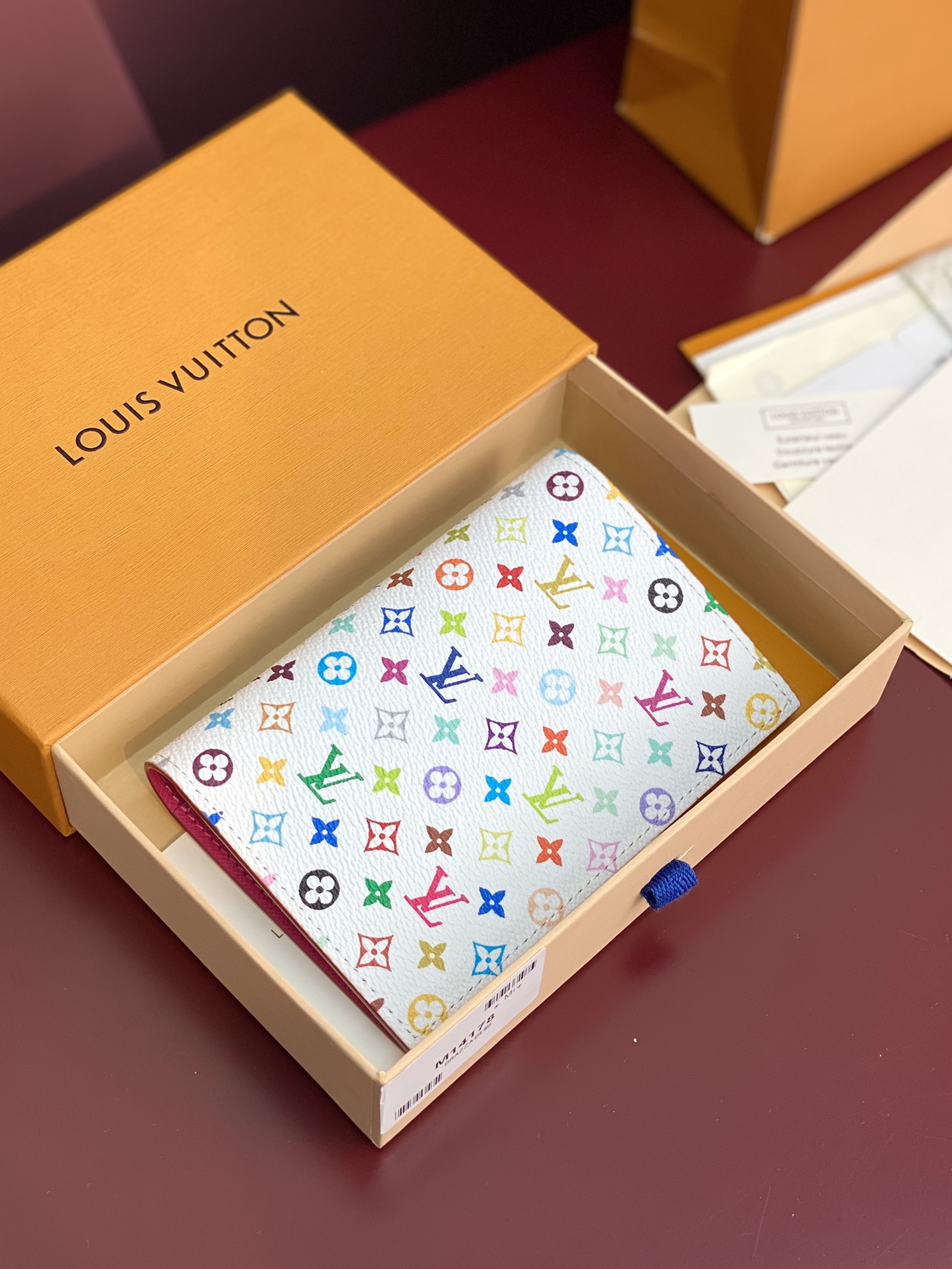  M14178 白彩！LV x TM 護照封套這款Louis Vuitton x Murakami系列的