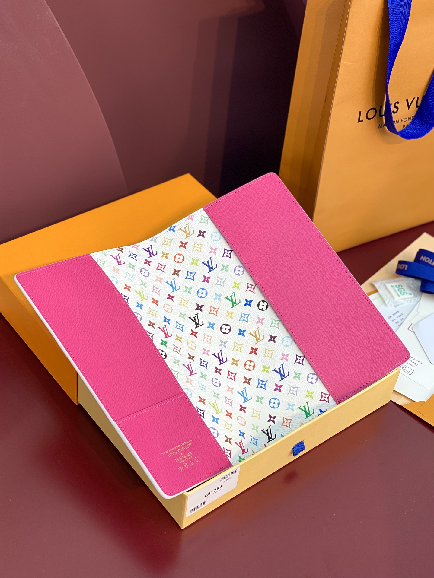 GI1299 白彩！ LV x TM 中号记事本封套

本款 Emily 记事本封套出自路易威登 x 