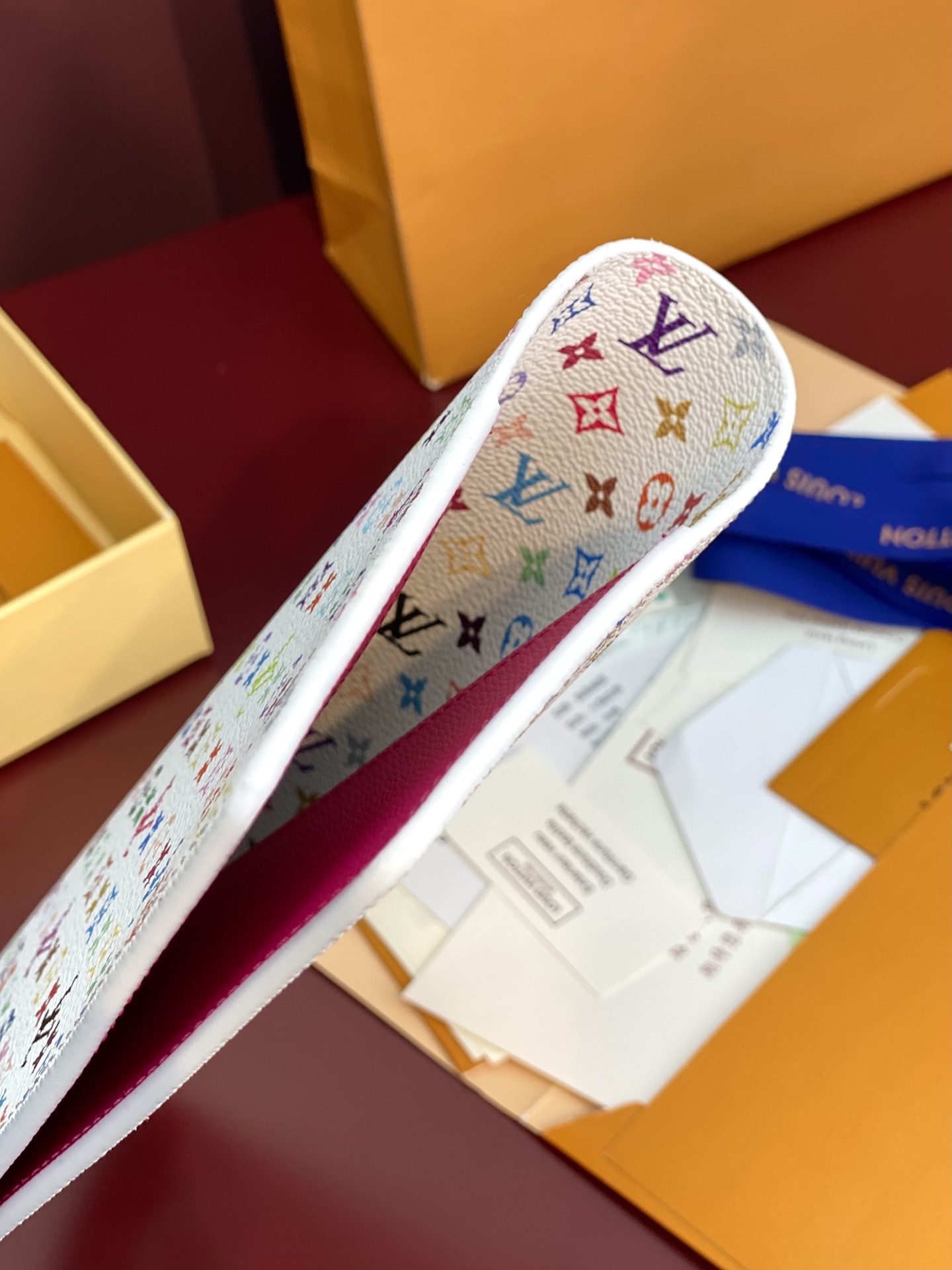  GI1299 白彩！ LV x TM 中号记事本封套

本款 Emily 记事本封套出自路易威登 x 