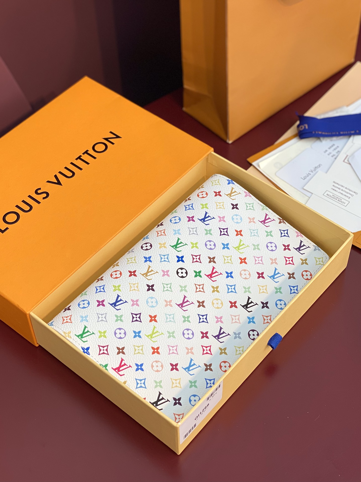  GI1299 白彩！ LV x TM 中号记事本封套

本款 Emily 记事本封套出自路易威登 x 