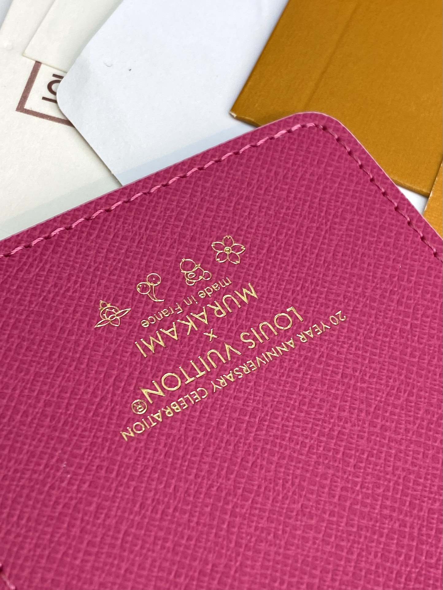 GI1299 白彩！ LV x TM 中号记事本封套

本款 Emily 记事本封套出自路易威登 x 