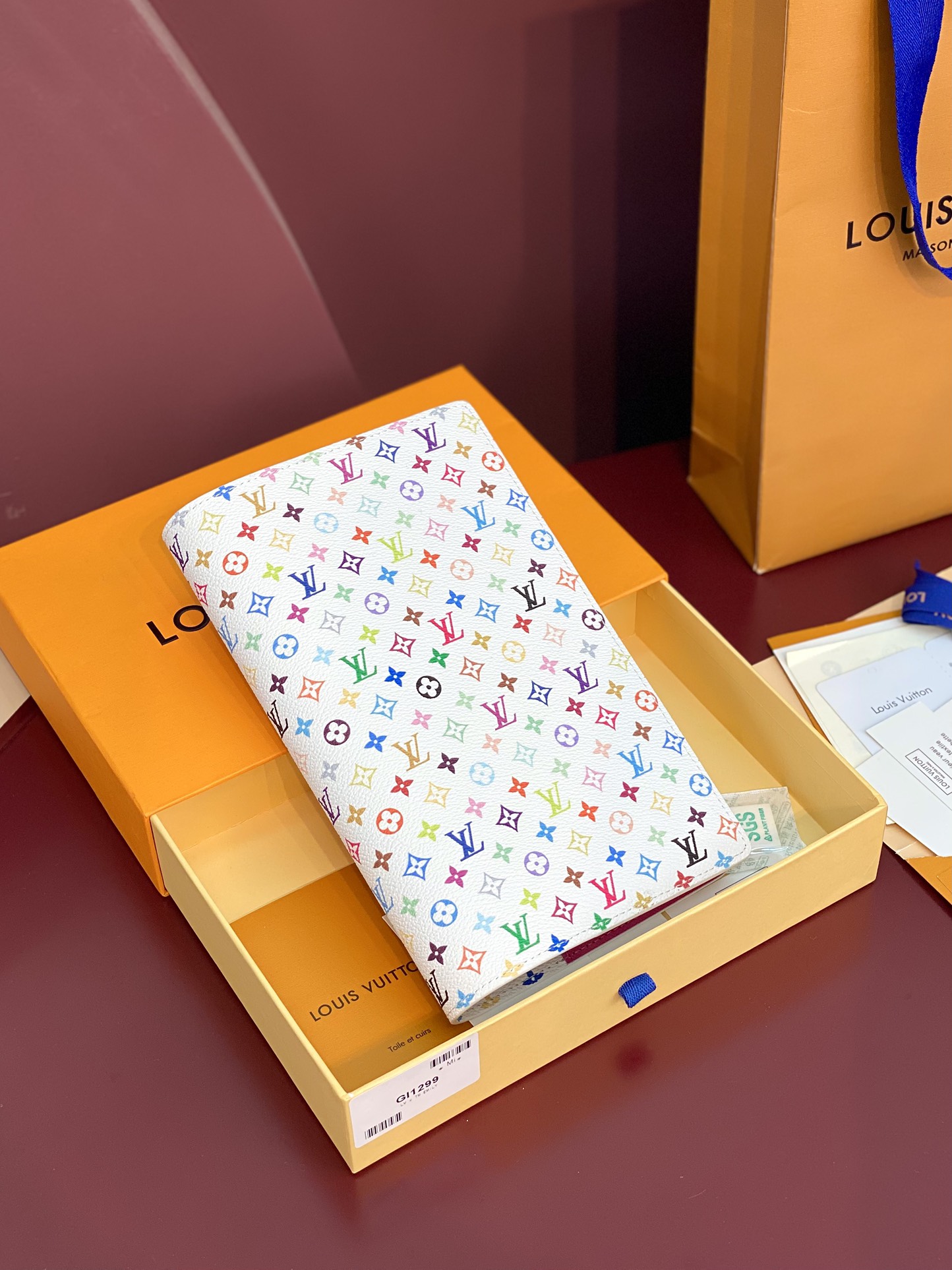  GI1299 白彩！ LV x TM 中号记事本封套

本款 Emily 记事本封套出自路易威登 x 