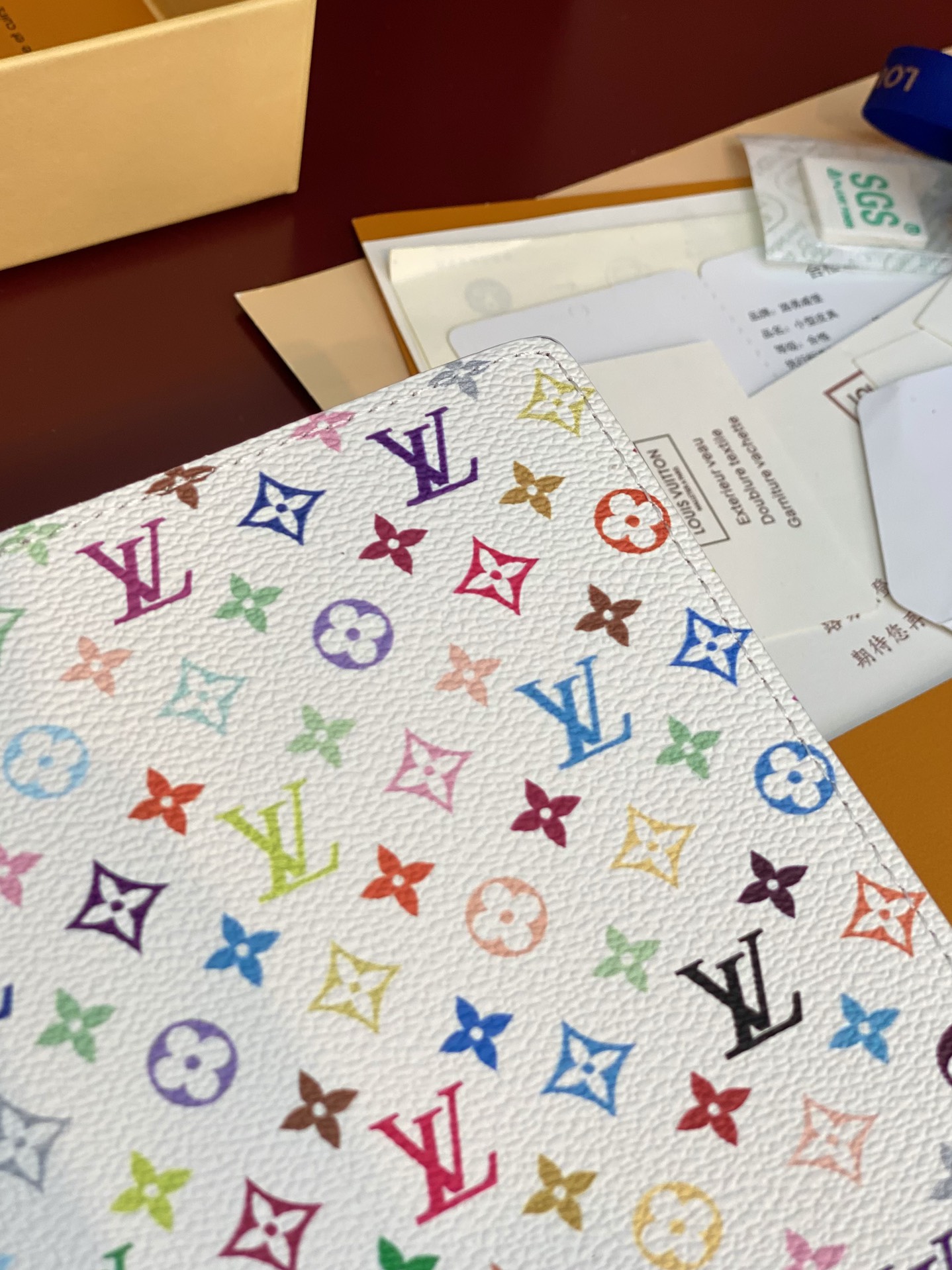  GI1299 白彩！ LV x TM 中号记事本封套

本款 Emily 记事本封套出自路易威登 x 