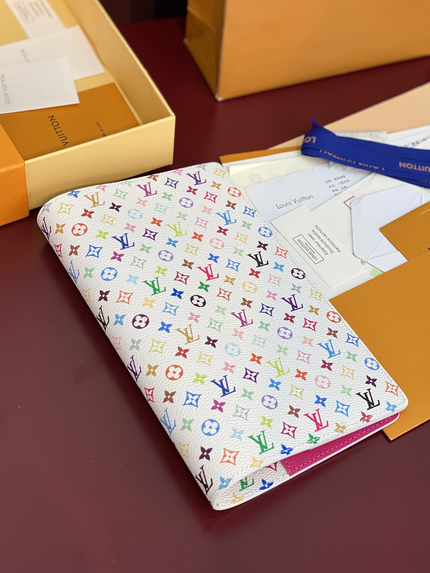  GI1299 白彩！ LV x TM 中号记事本封套

本款 Emily 记事本封套出自路易威登 x 