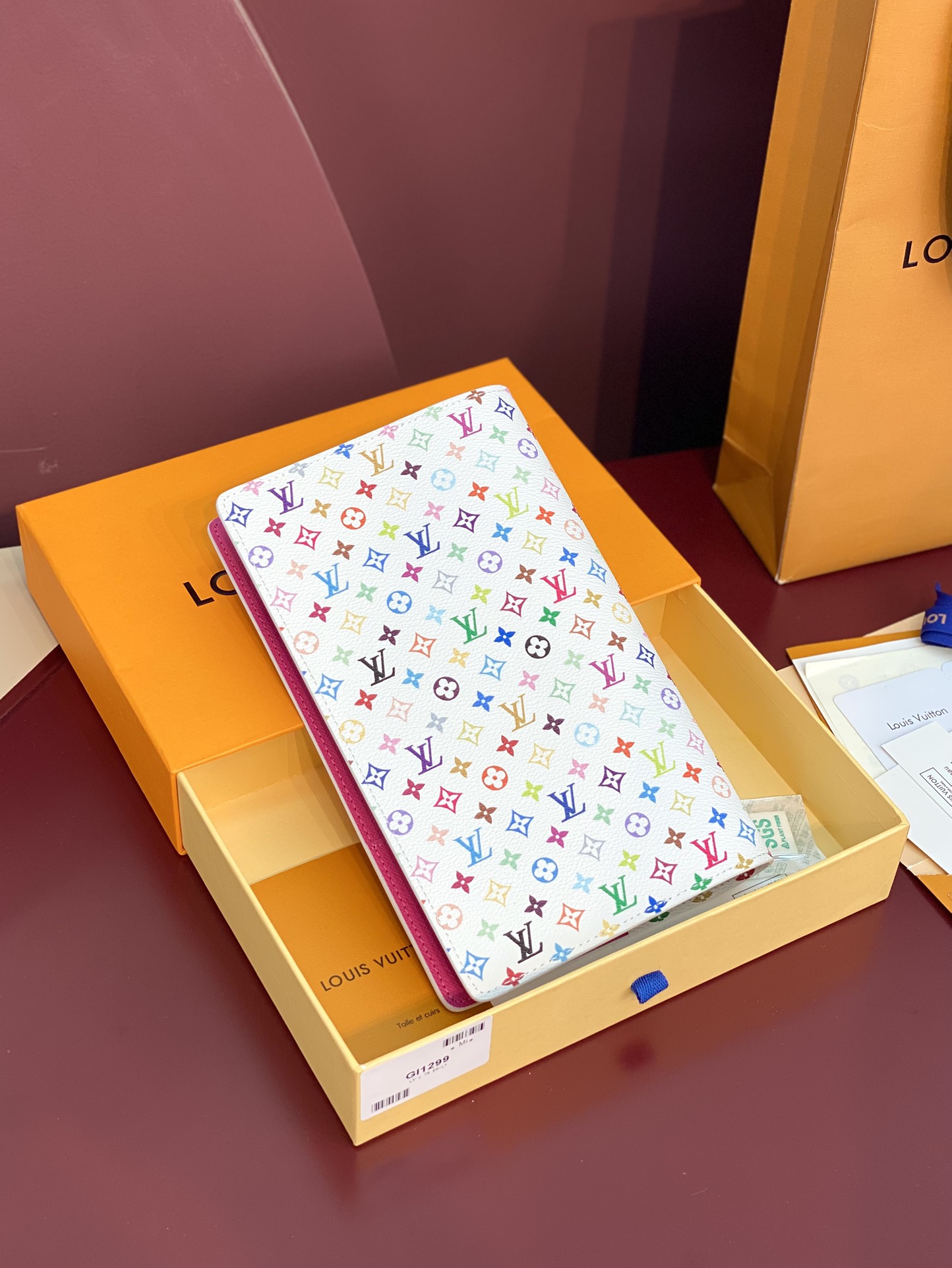  GI1299 白彩！ LV x TM 中号记事本封套

本款 Emily 记事本封套出自路易威登 x 