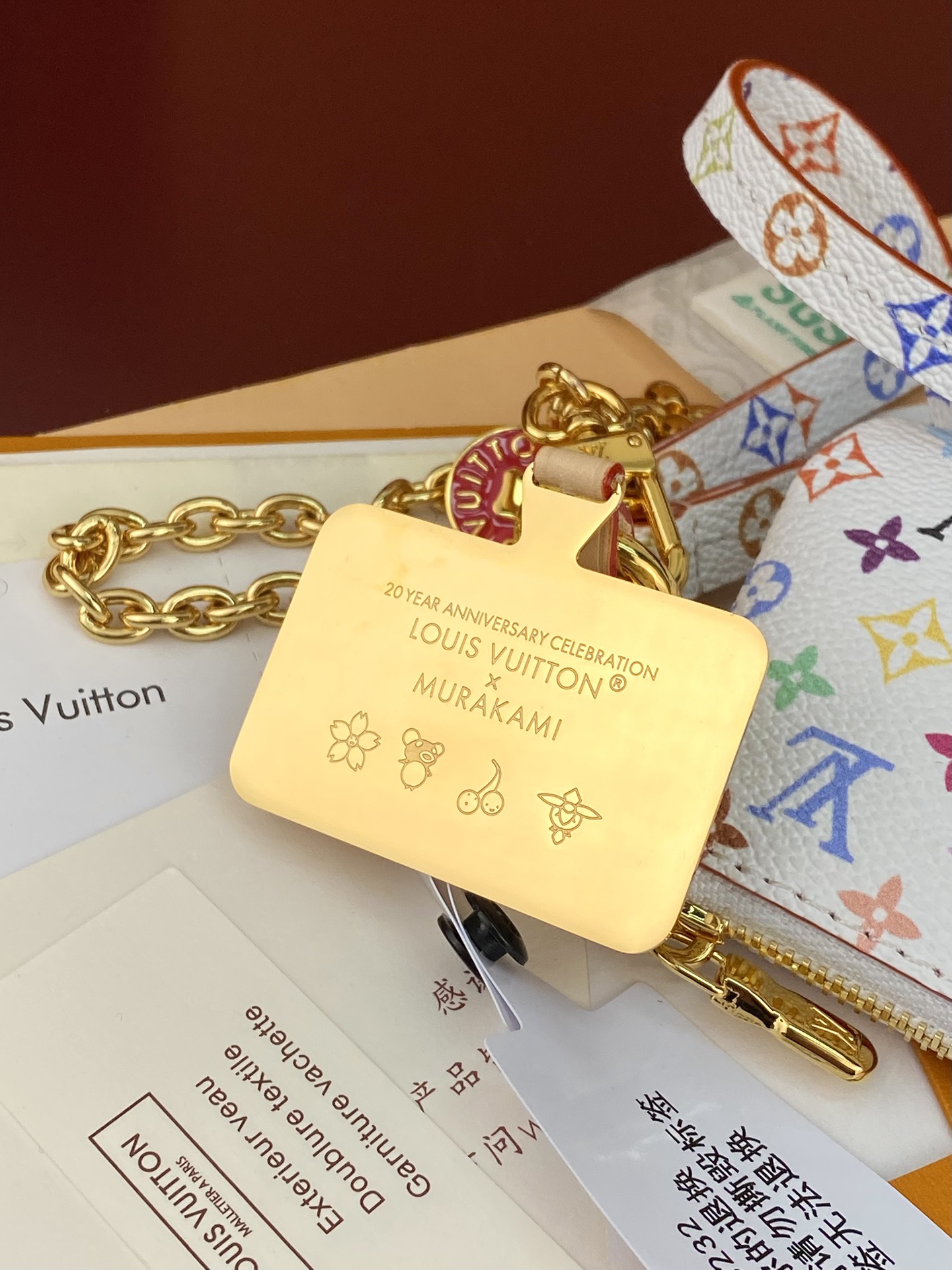  M14099 白彩！LV x TM 艺术家村上隆，在再版系列中推出此款手机壳。Monogram 涂层帆