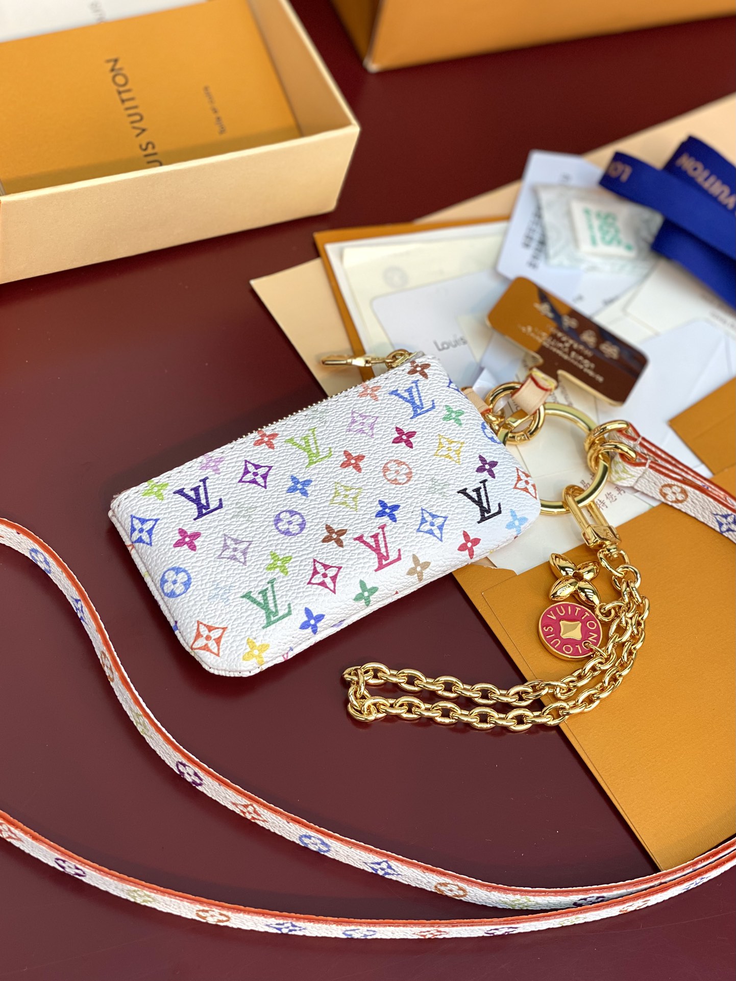  M14099 白彩！LV x TM 艺术家村上隆，在再版系列中推出此款手机壳。Monogram 涂层帆