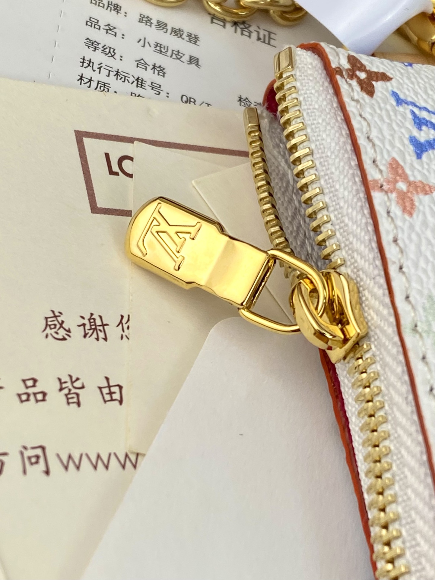  M14099 白彩！LV x TM 艺术家村上隆，在再版系列中推出此款手机壳。Monogram 涂层帆