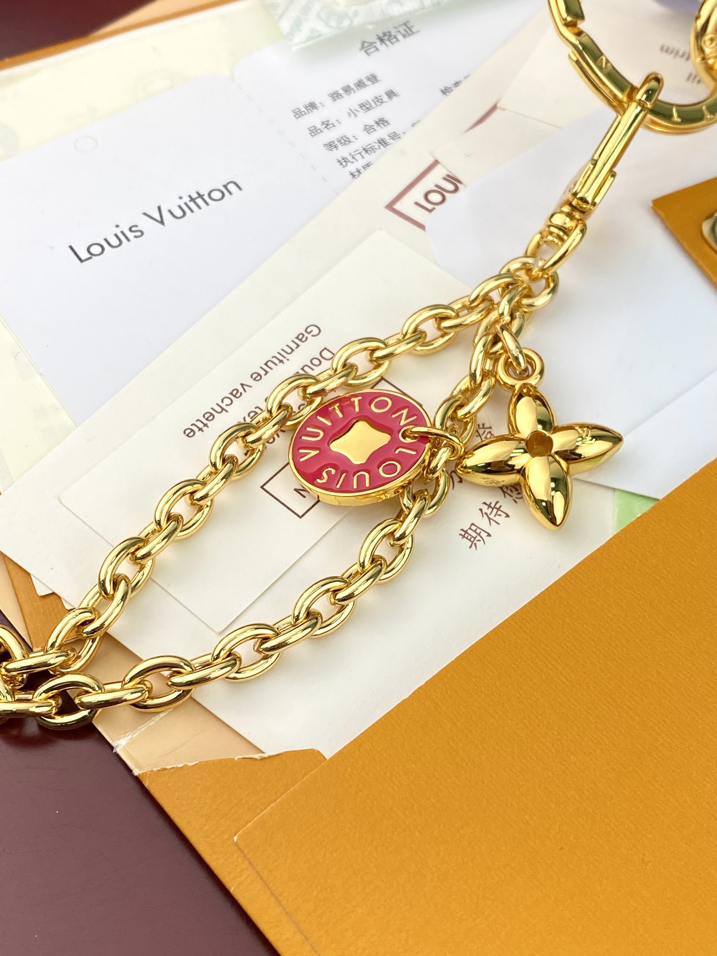  M14099 白彩！LV x TM 艺术家村上隆，在再版系列中推出此款手机壳。Monogram 涂层帆