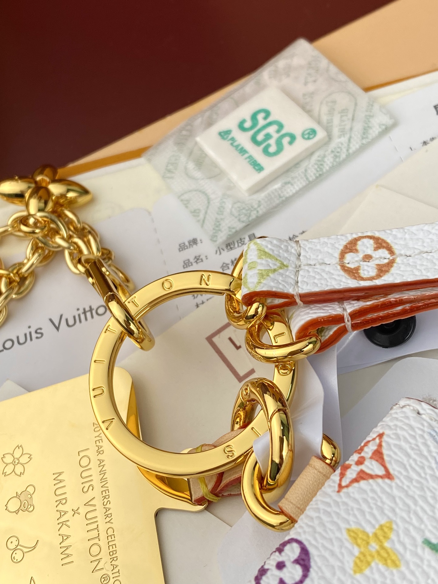  M14099 白彩！LV x TM 艺术家村上隆，在再版系列中推出此款手机壳。Monogram 涂层帆