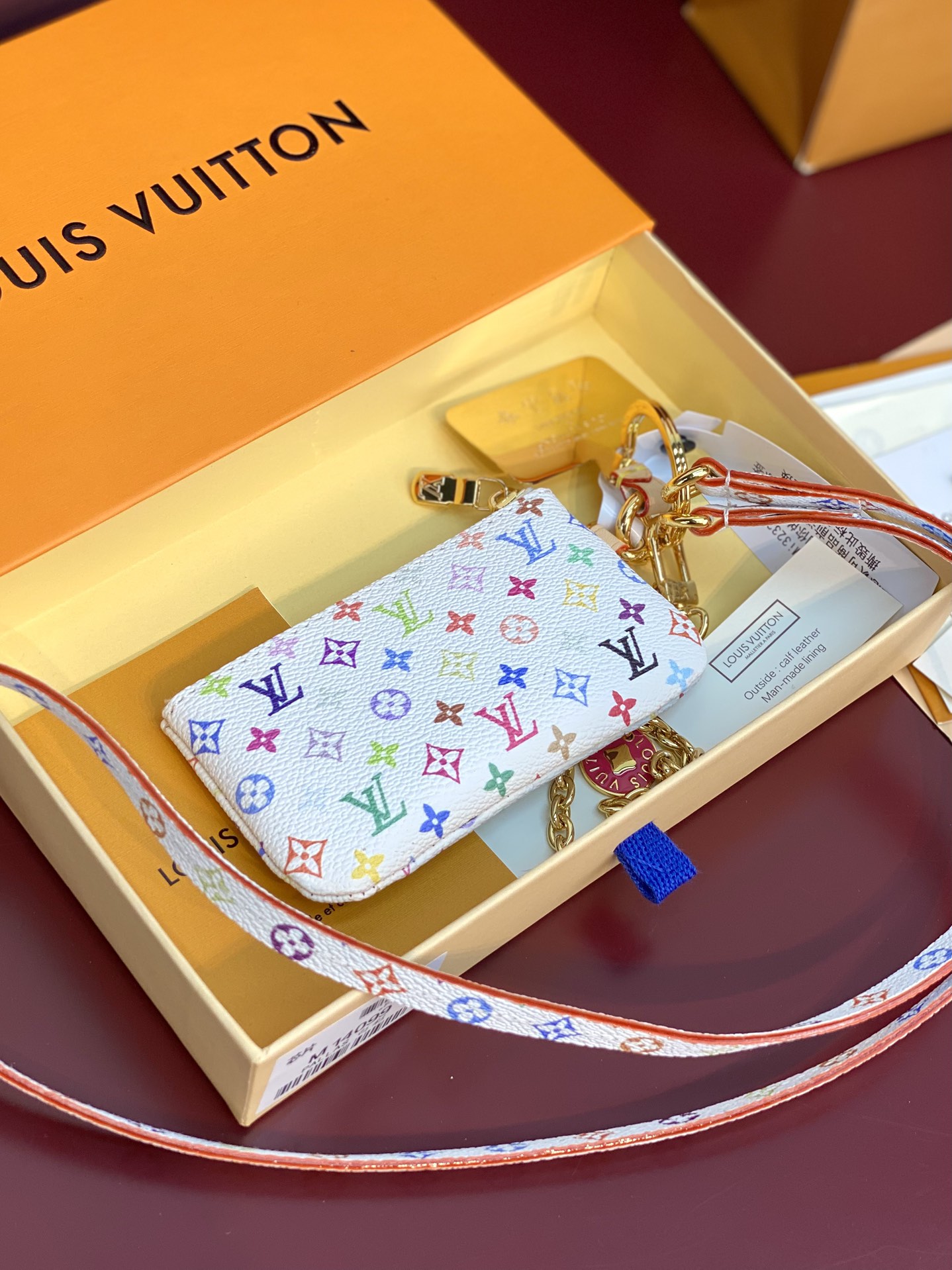  M14099 白彩！LV x TM 艺术家村上隆，在再版系列中推出此款手机壳。Monogram 涂层帆