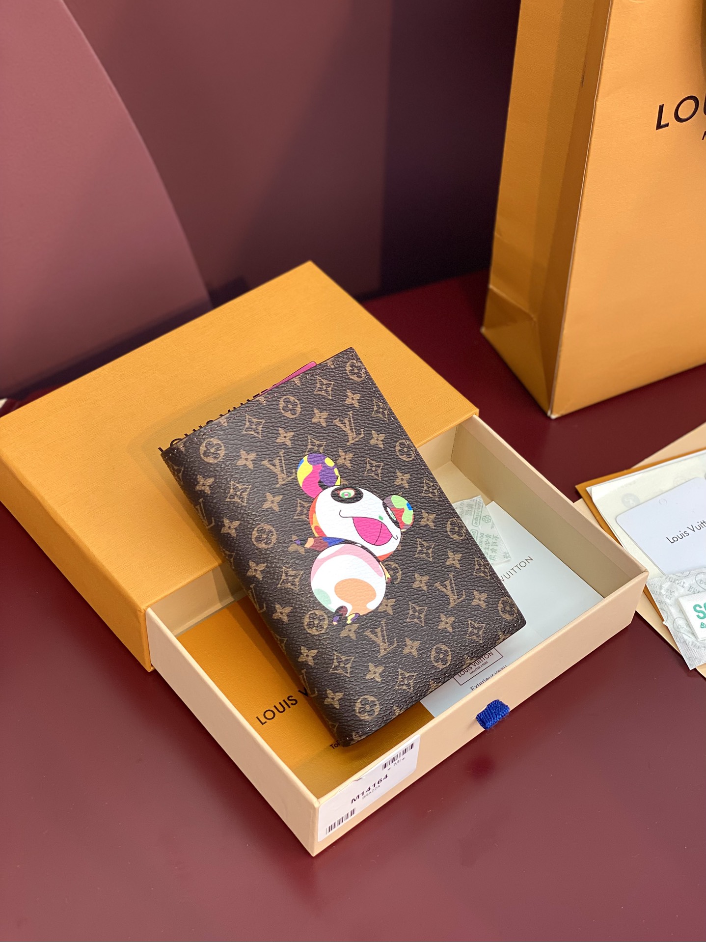  M14164 熊猫！LV x TM 村上隆！艺术家笔下的熊猫形象开启趣味旅程。经典 Monogram 