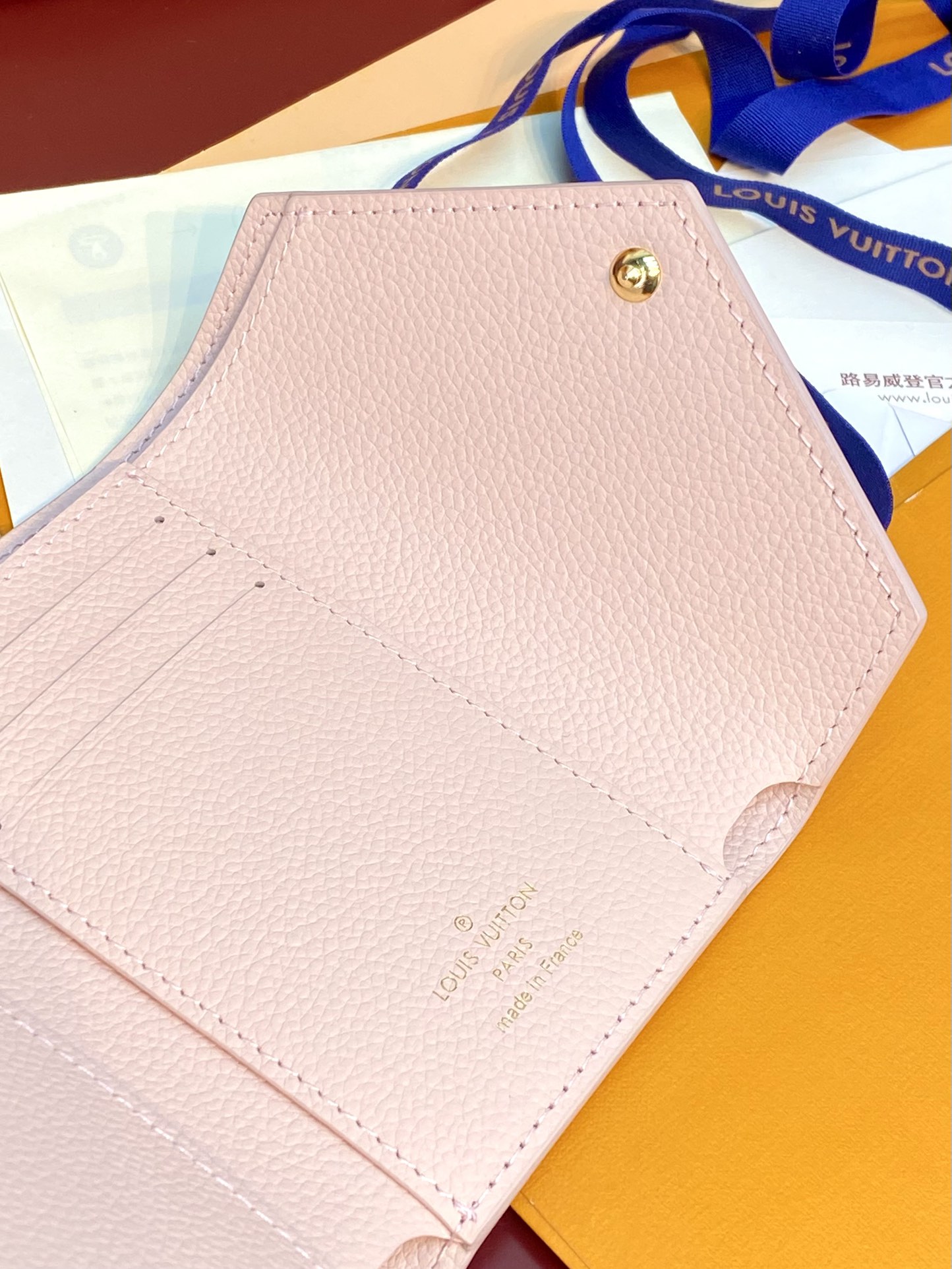  M14229 Victorine 钱夹、此款 Victorine 钱夹为柔软的 Monogram Em