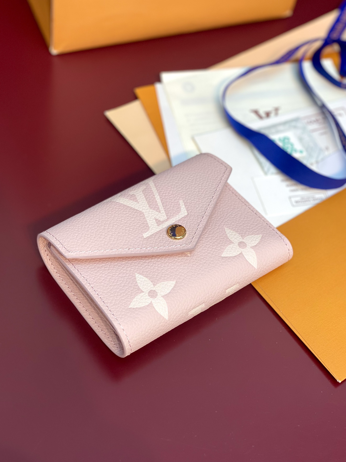  M14229 Victorine 钱夹、此款 Victorine 钱夹为柔软的 Monogram Em